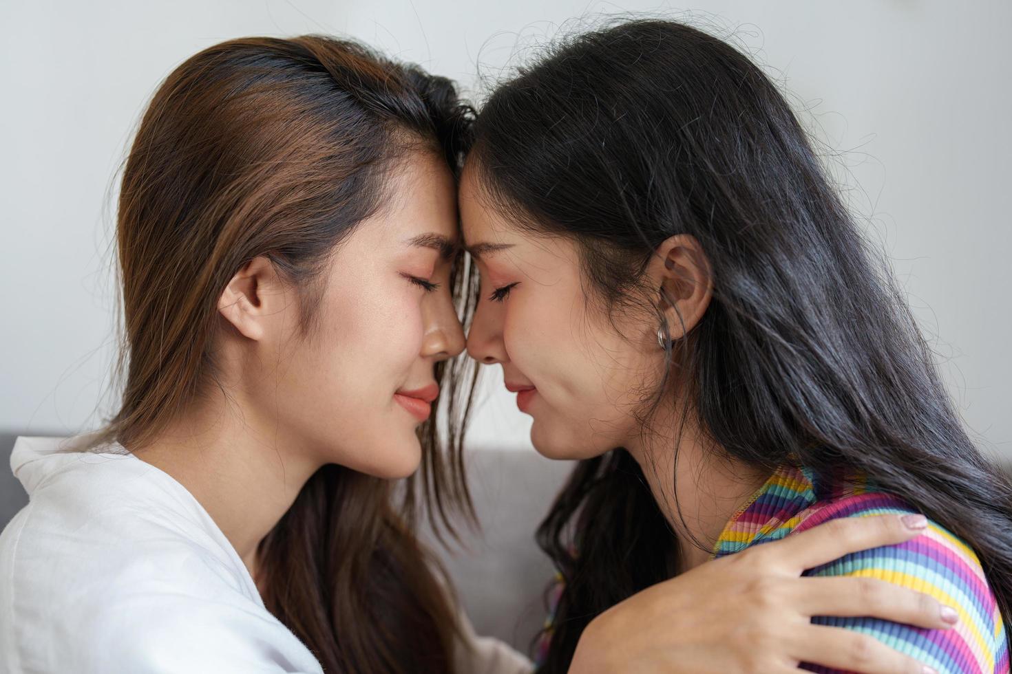 hbtq, hbt-koncept, homosexualitet, porträtt av två asiatiska kvinnor som poserar lyckliga tillsammans och visar kärlek till varandra medan de är tillsammans foto