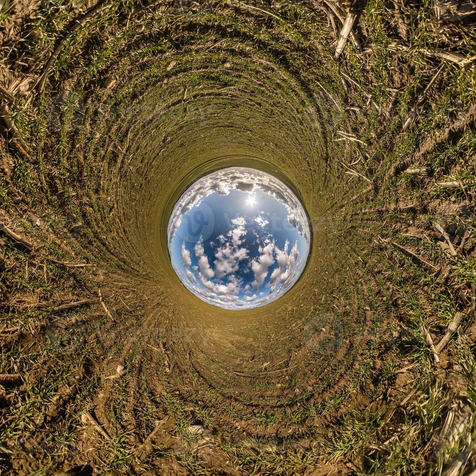blå himmel boll i mitten av virvlande fält. inversion av liten planettransformation av sfäriskt panorama 360 grader. utrymmets krökning. foto