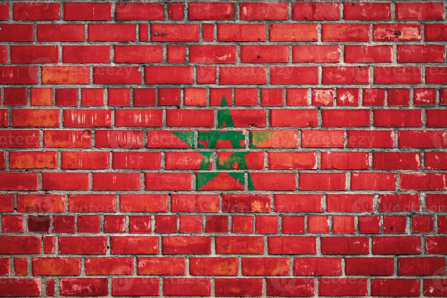 Marockos nationella flagga på en grunge tegel bakgrund. foto