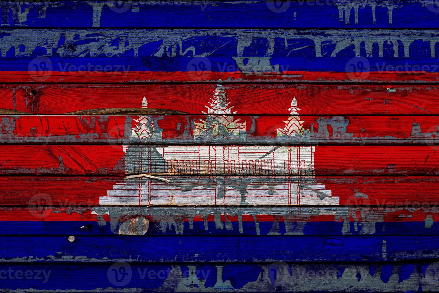 kambodjas nationella flagga är målad på ojämna brädor. landssymbol. foto