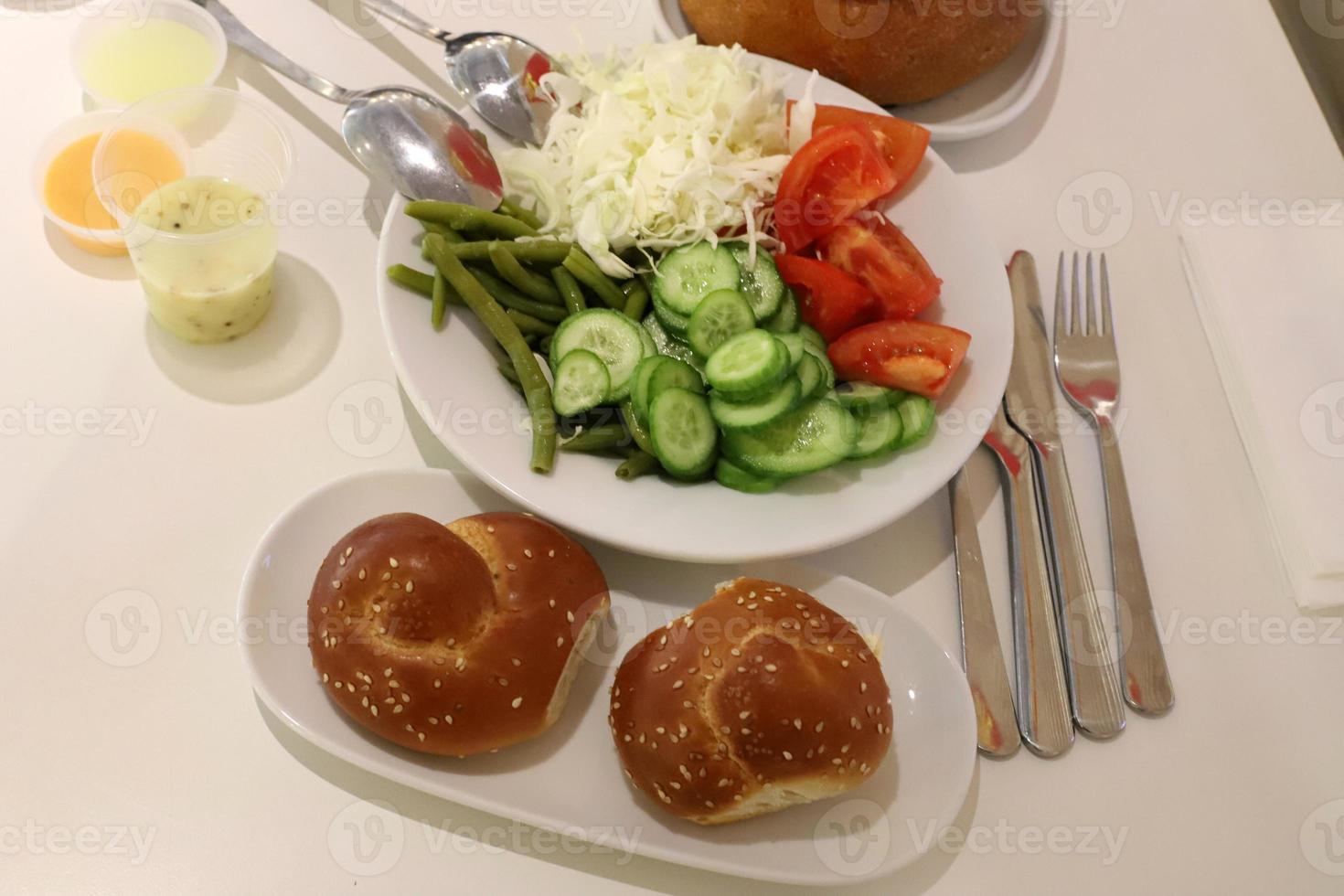 på bordet i restaurangen lunch på beställning. foto