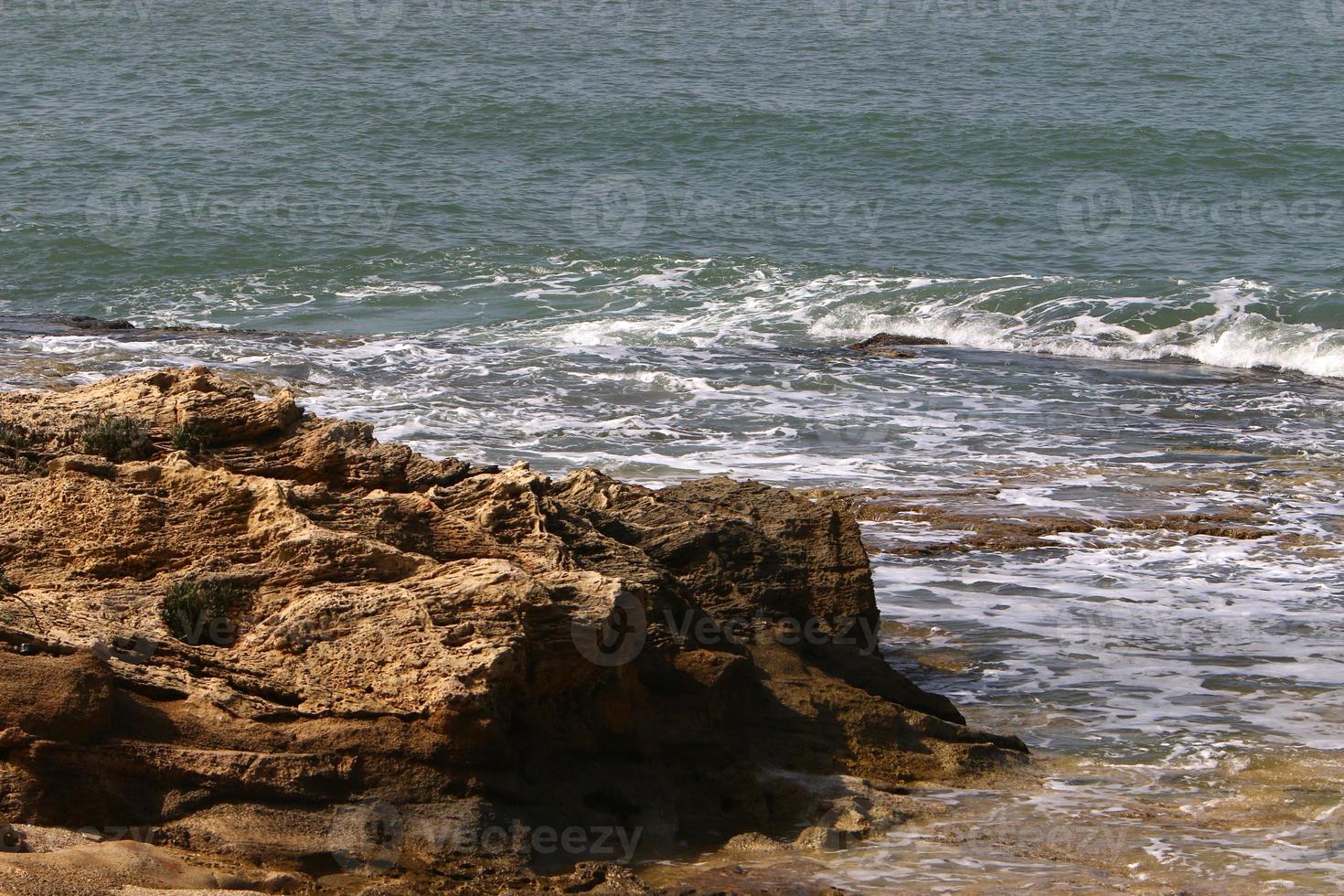 Medelhavets steniga kust i norra Israel. foto
