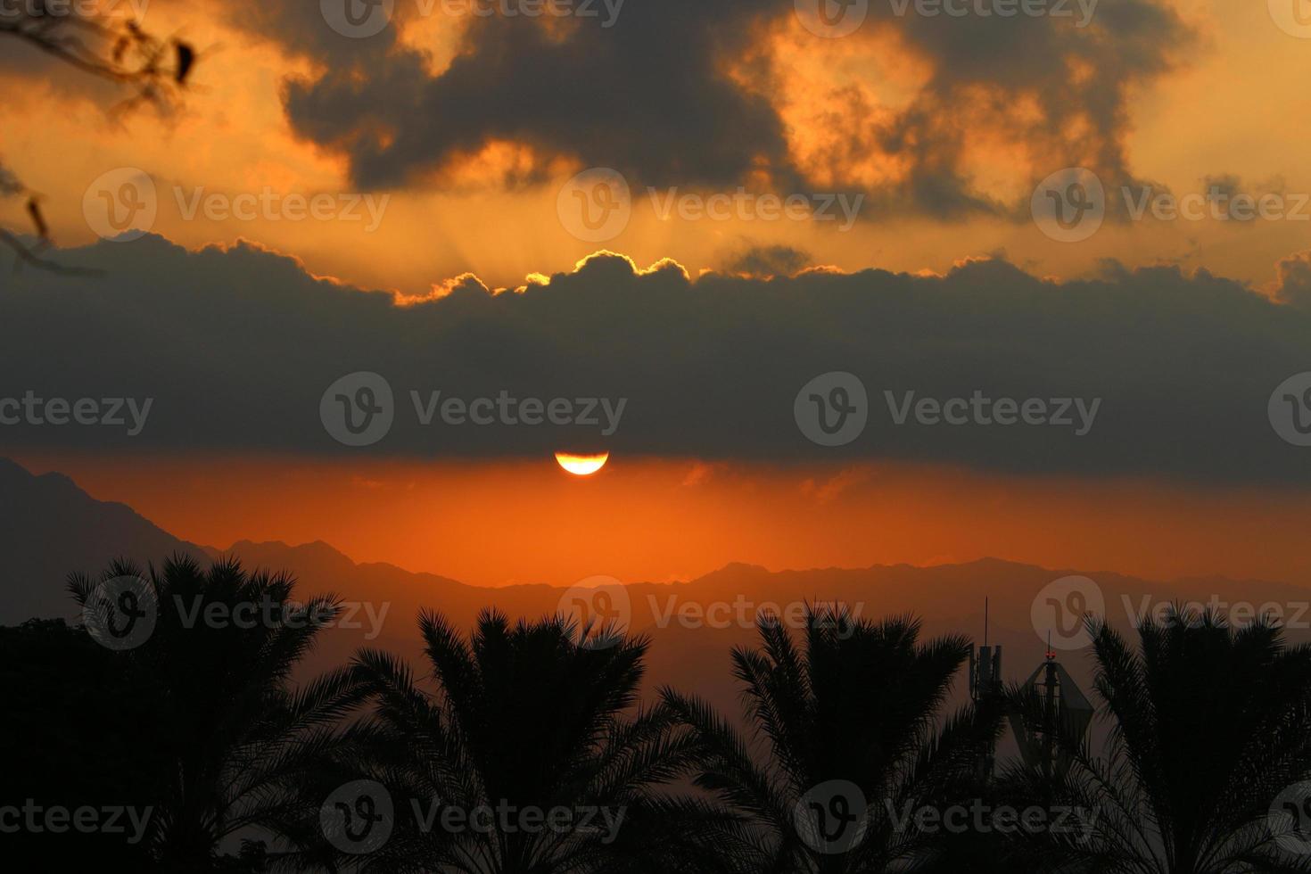 soluppgång vid döda havet i Israel. solen kommer fram bakom bergen i Jordanien. foto