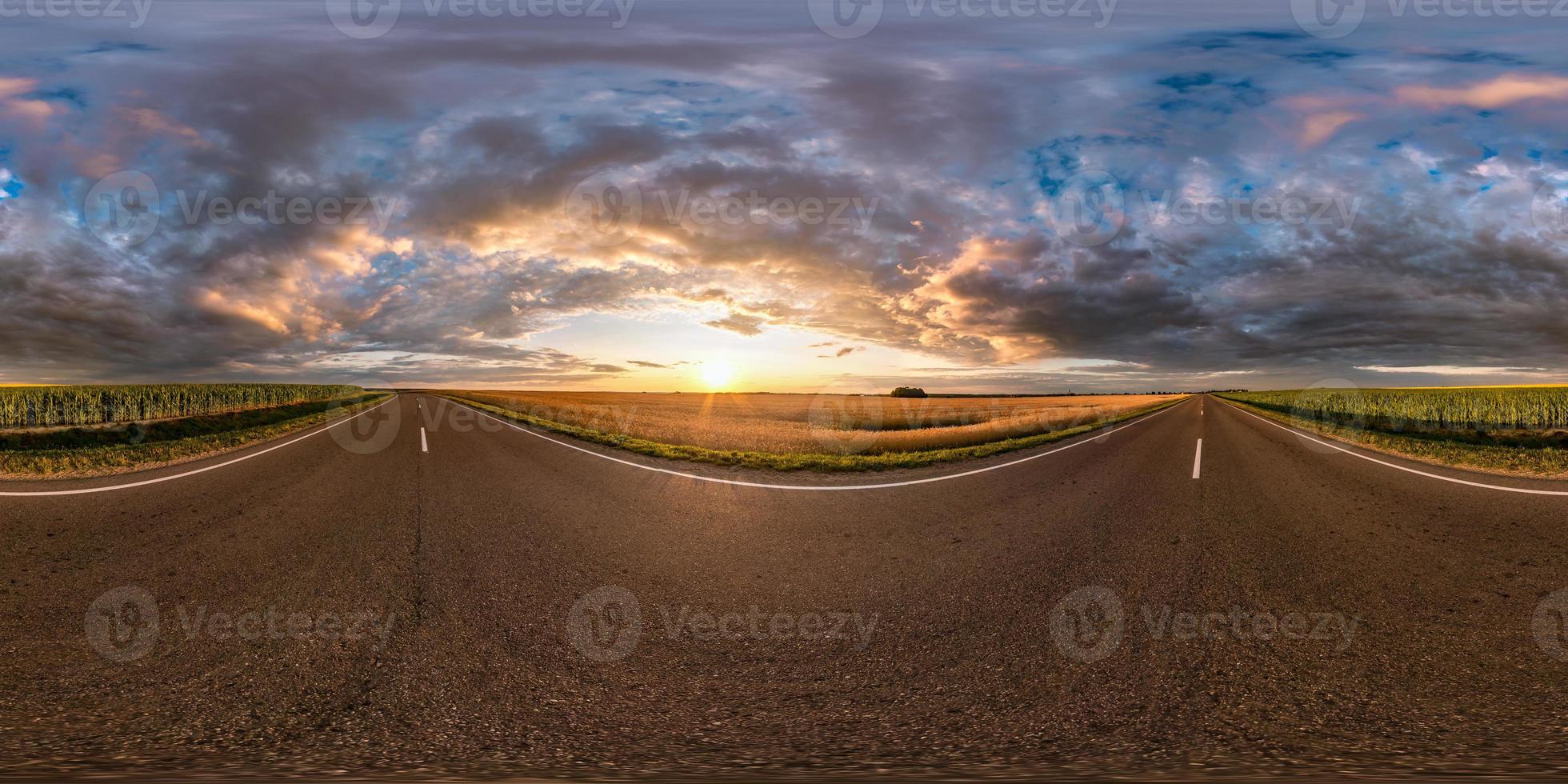 full sömlös sfärisk hdri panorama 360 graders vinkelvy på asfaltväg bland fält i sommarkväll solnedgång med fantastiska moln i ekvirektangulär projektion, redo för vr ar virtuell verklighet foto