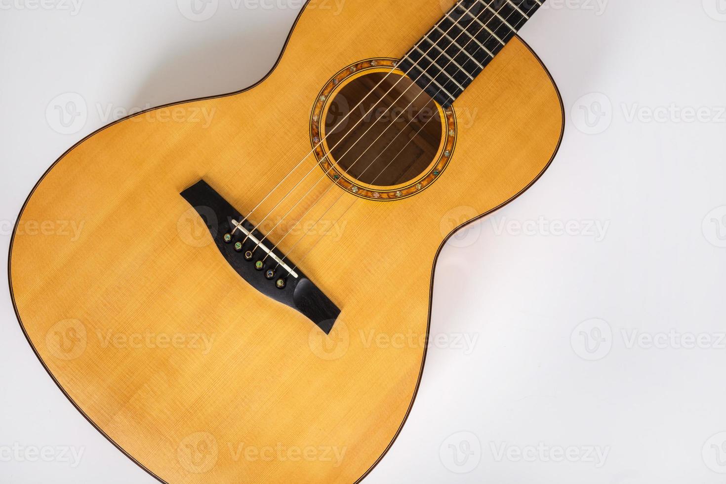 trästruktur av nedre däck av sex strängar akustisk gitarr på vit bakgrund. gitarr form foto