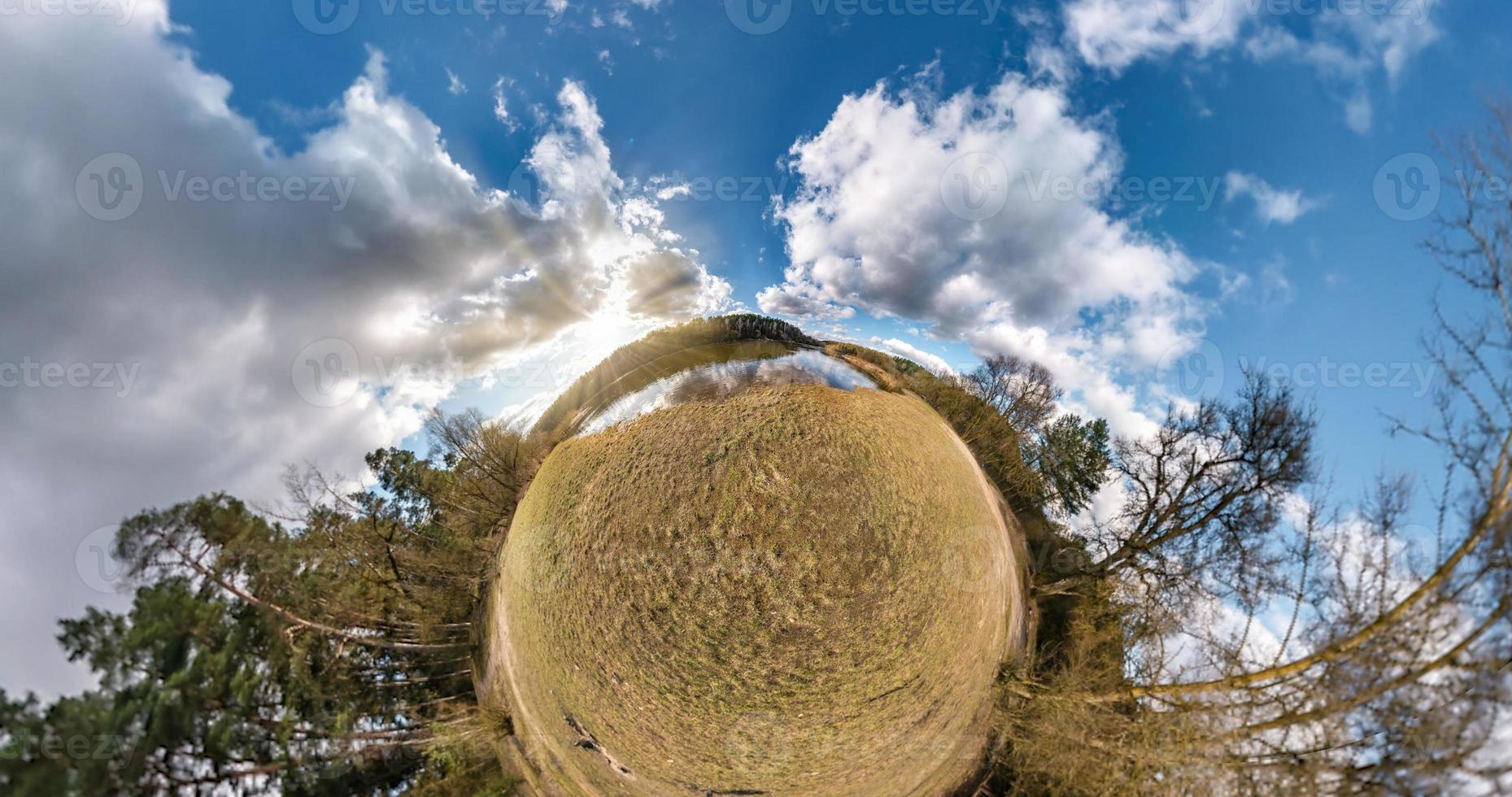 liten planetomvandling med krökning av rymden. sfärisk antenn 360 panoramautsikt på stranden av sjön i solig sommar med fantastiska moln. foto