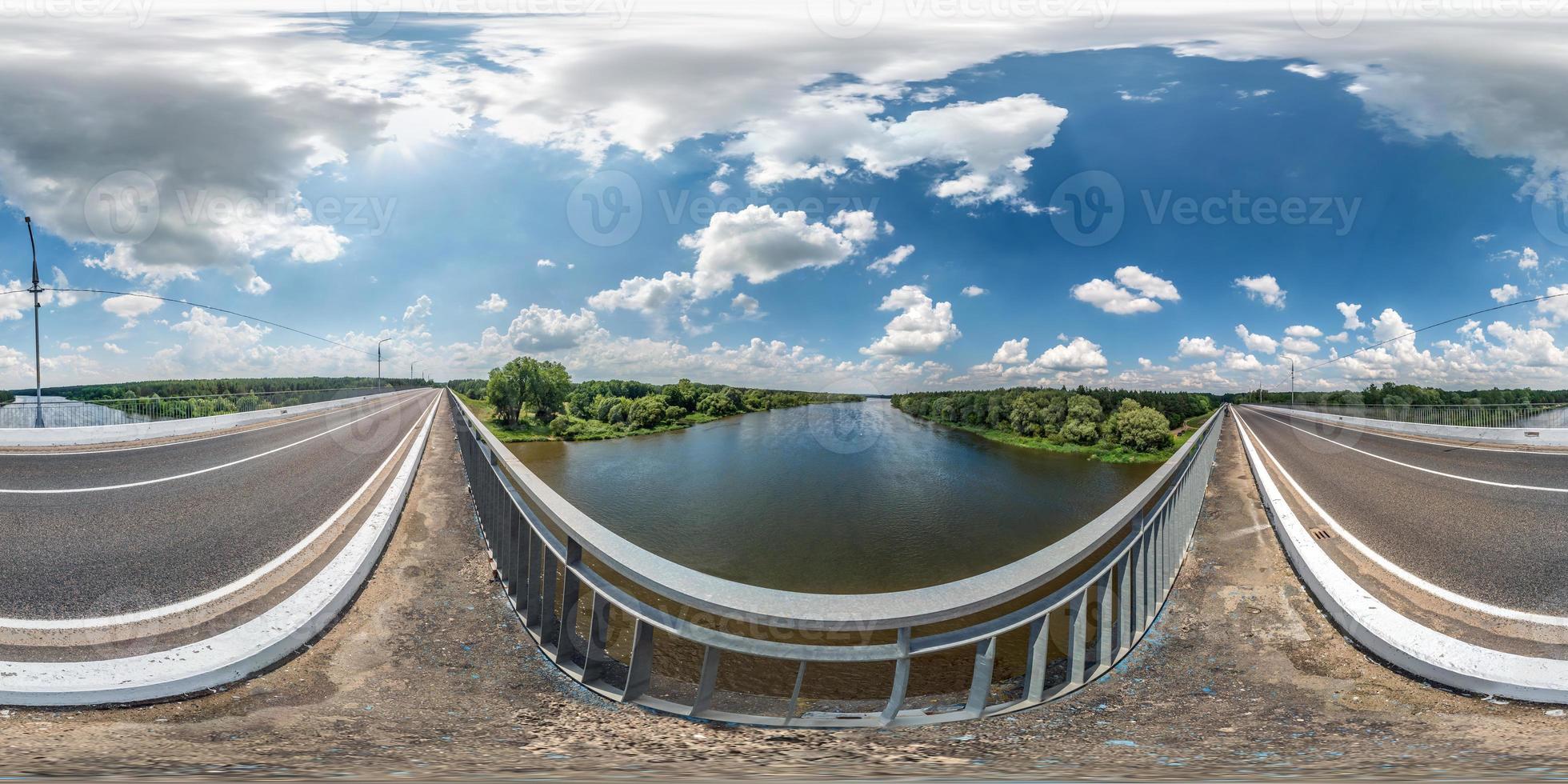 full sömlös sfärisk hdri panorama 360 graders vinkelvy på betongbro nära asfaltväg över floden i solig sommardag i ekvirektangulär projektion, ar vr virtuell verklighet innehåll foto