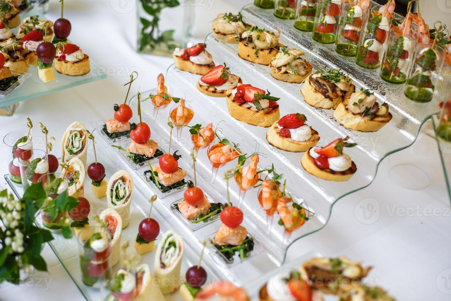 catering. mat utanför anläggningen. buffébord med olika kanapéer, smörgåsar, hamburgare och snacks. foto