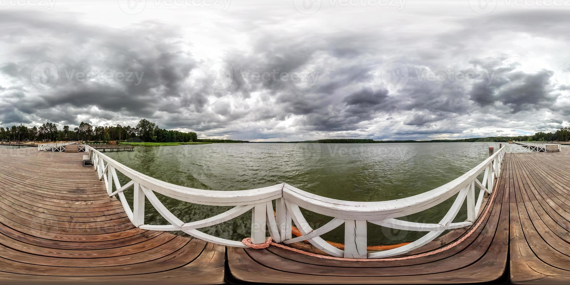 full sömlös sfärisk hdri panorama 360 graders vinkelvy på träbrygga för fartyg på enorm sjö i grå regnhimmel i ekvirektangulär projektion, vr ar innehåll. foto