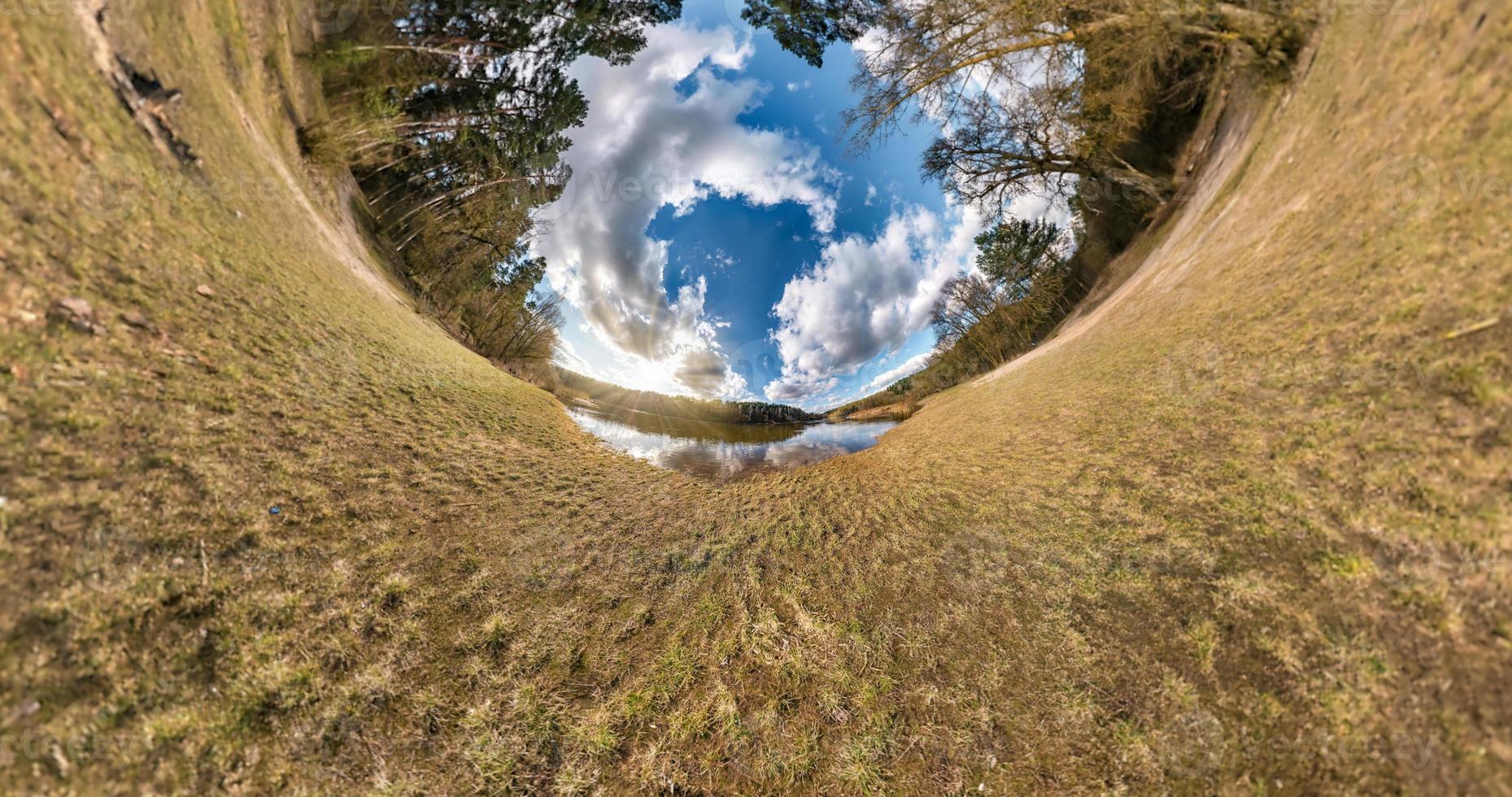 liten planetomvandling med krökning av rymden. sfärisk antenn 360 panoramautsikt på stranden av sjön i solig sommar med fantastiska moln. foto