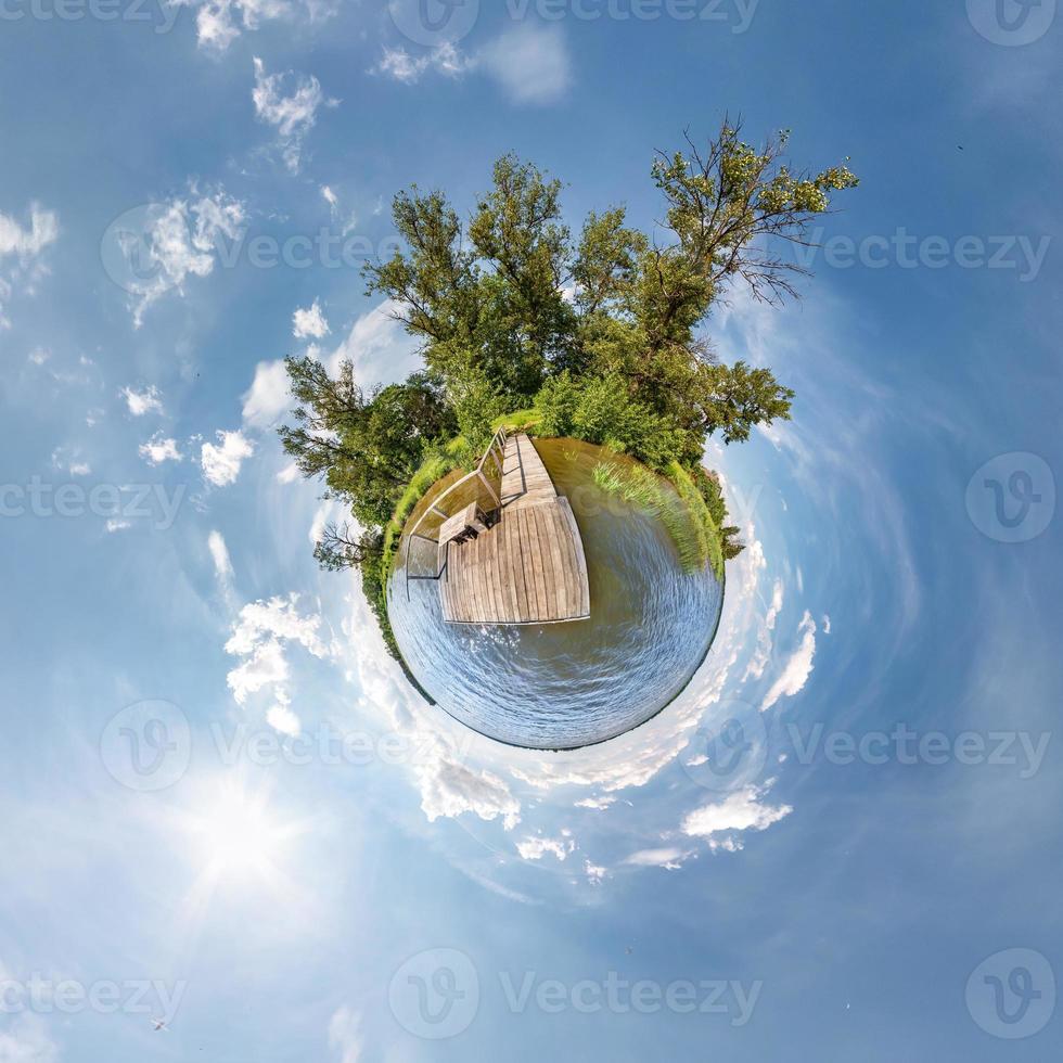 liten planetomvandling av sfäriskt panorama 360 grader. sfärisk abstrakt flygfoto i fältet i trevlig kväll med fantastiska vackra moln. utrymmets krökning. foto