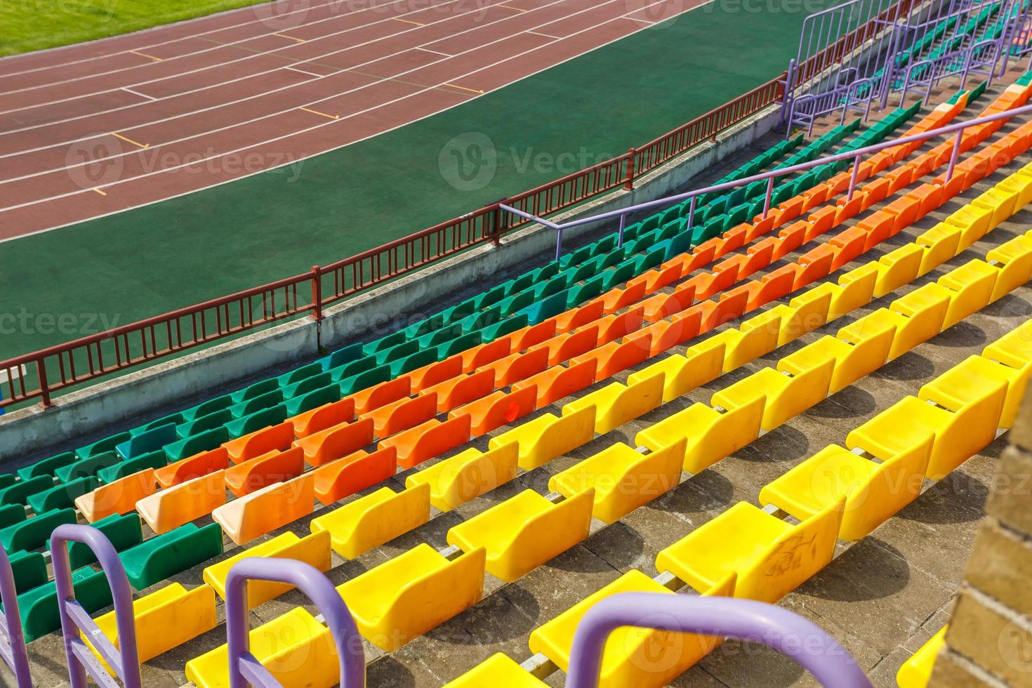 flerfärgade rader av plaststolar på stadion foto