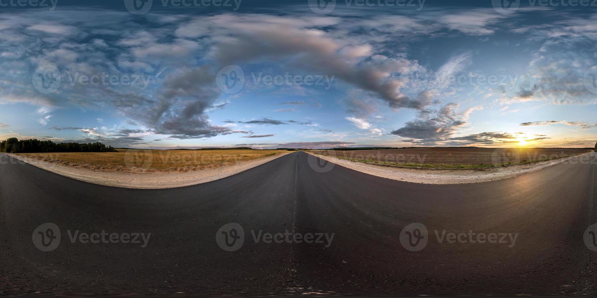 full sömlös sfärisk panorama 360 graders vinkelvy på asfaltväg bland fält i sommarkväll solnedgång med fantastiska moln i ekvirektangulär projektion, skybox vr ar virtual reality-innehåll foto