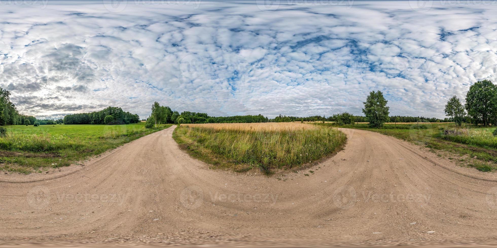 full sömlös sfärisk hdri panorama 360 graders vinkelvy bland fält i sommarkväll solnedgång med vackra moln i ekvirektangulär projektion foto