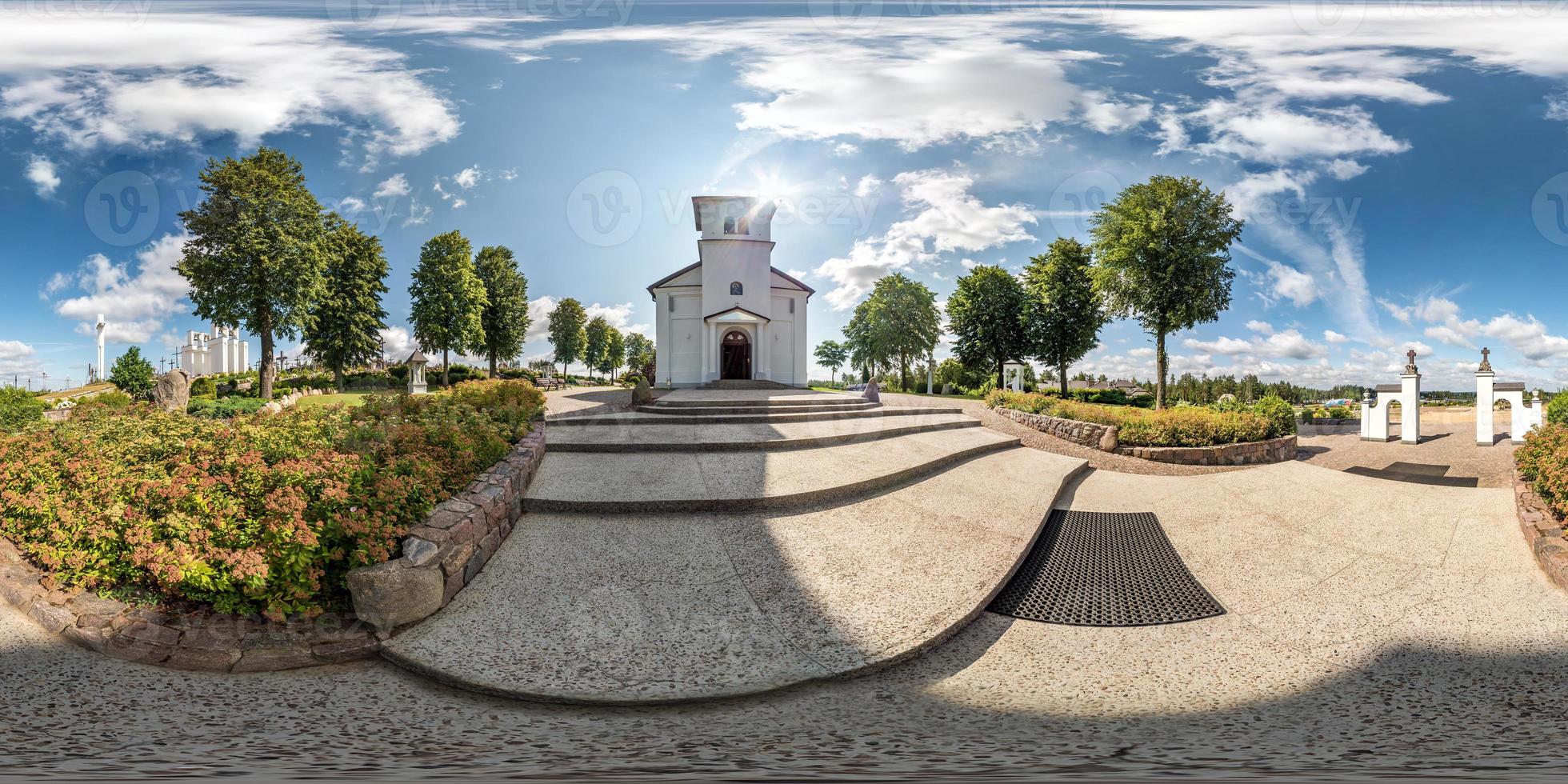 full sömlös hdri panorama 360 graders vinkel vy fasad av kyrkan i vacker dekorativ medeltida stil arkitektur med betongtrappor i ekvirektangulär sfärisk projektion. vr innehåll foto