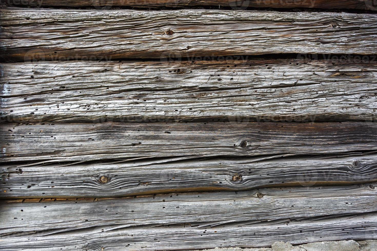 trä grå ram textur av gamla hus med håla äten bark skalbagge foto
