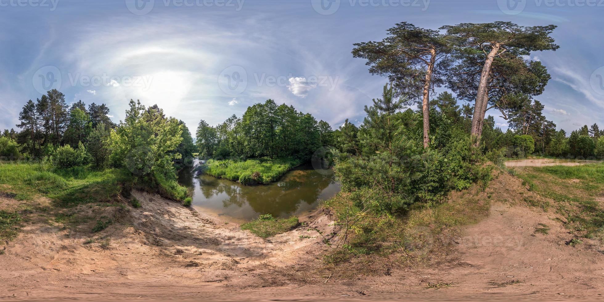 fullt sömlöst sfäriskt panorama 360 x 180 vinkelvy på stranden av den lilla floden i solig sommardag i ekvirektangulär projektion, skybox vr virtual reality-innehåll foto