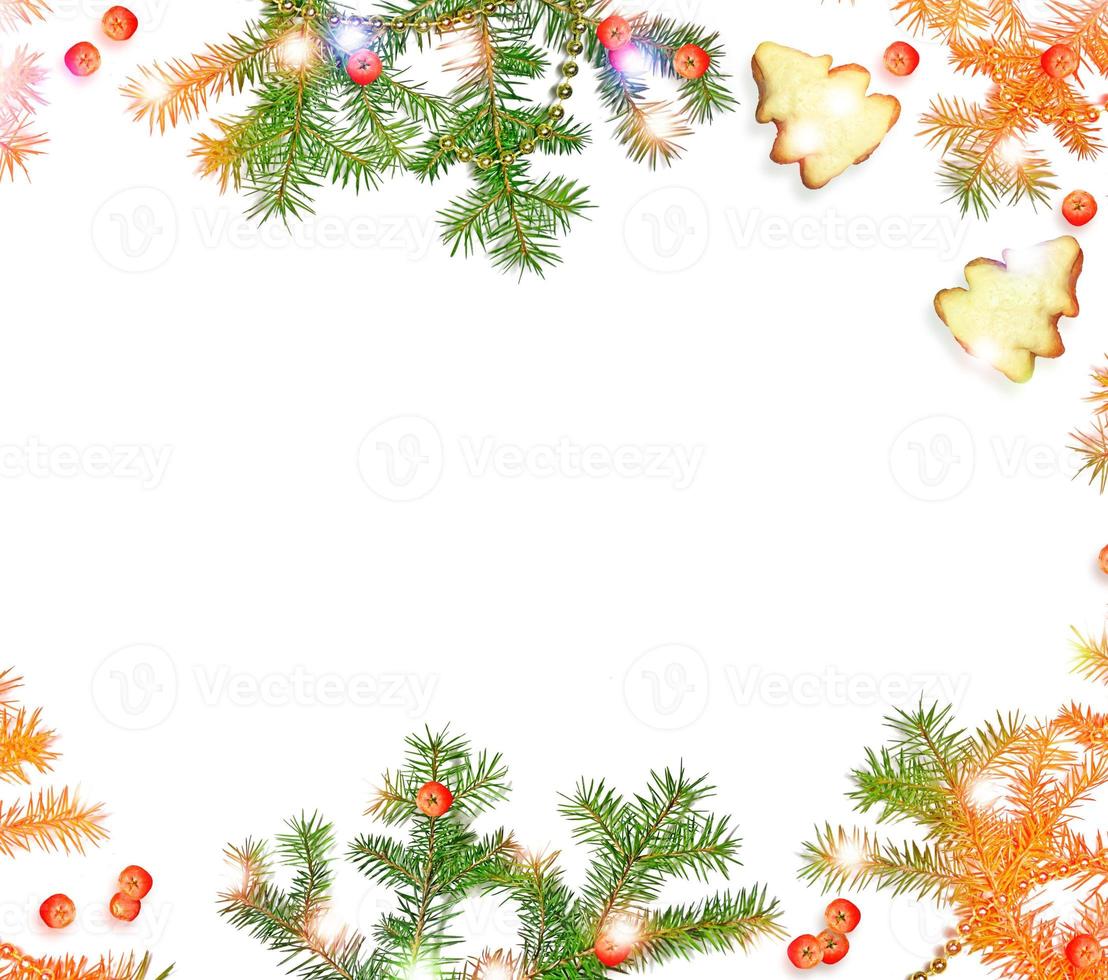festlig jul ram med snöiga gran grenar foto
