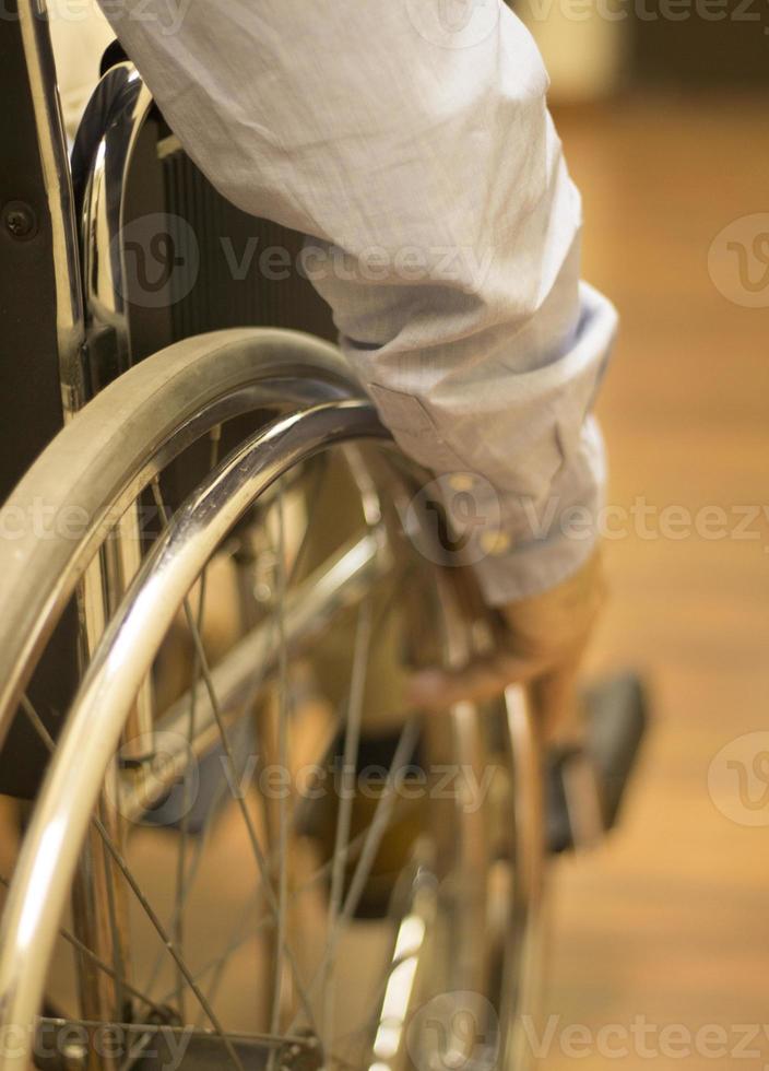 man i rullstol i sjukhusklinik närbild på hjulet foto