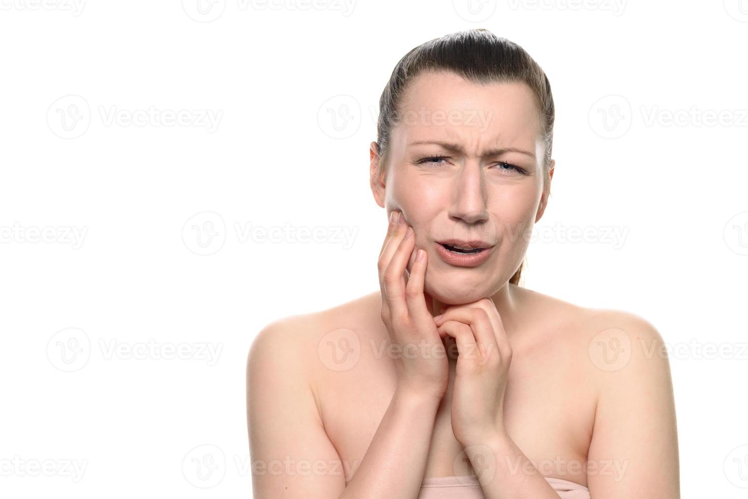 gråtande ung kvinna som lider av tandvärk foto
