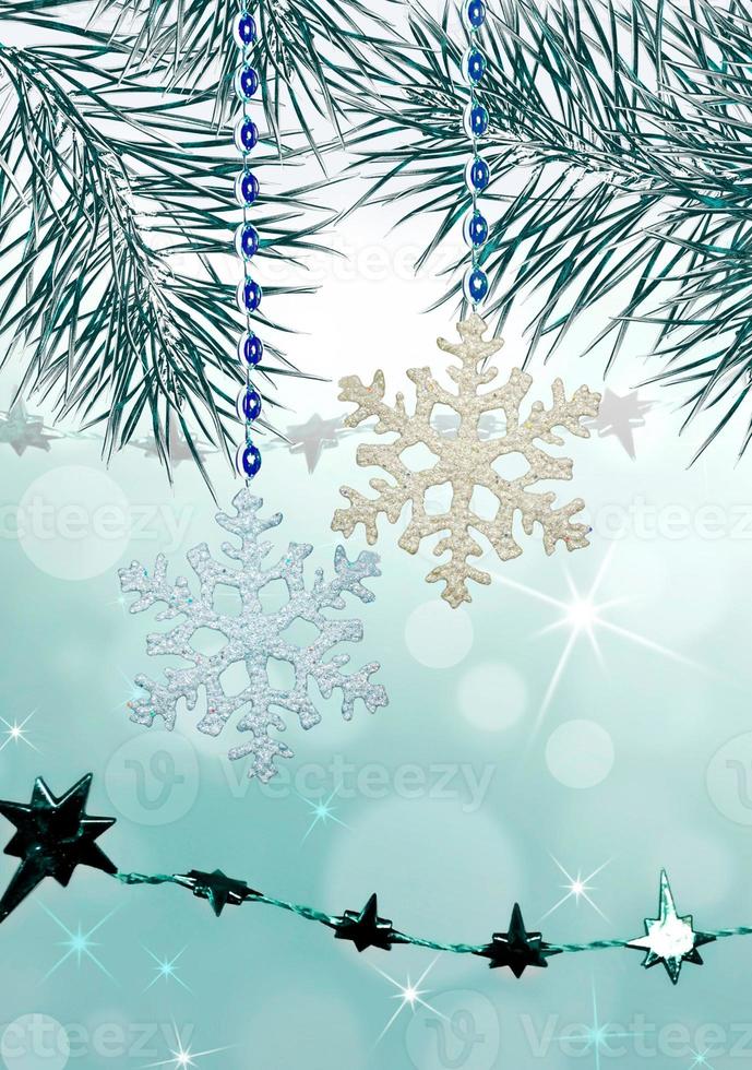 tall grenar dekorerade med snöflingor. nyårskort foto