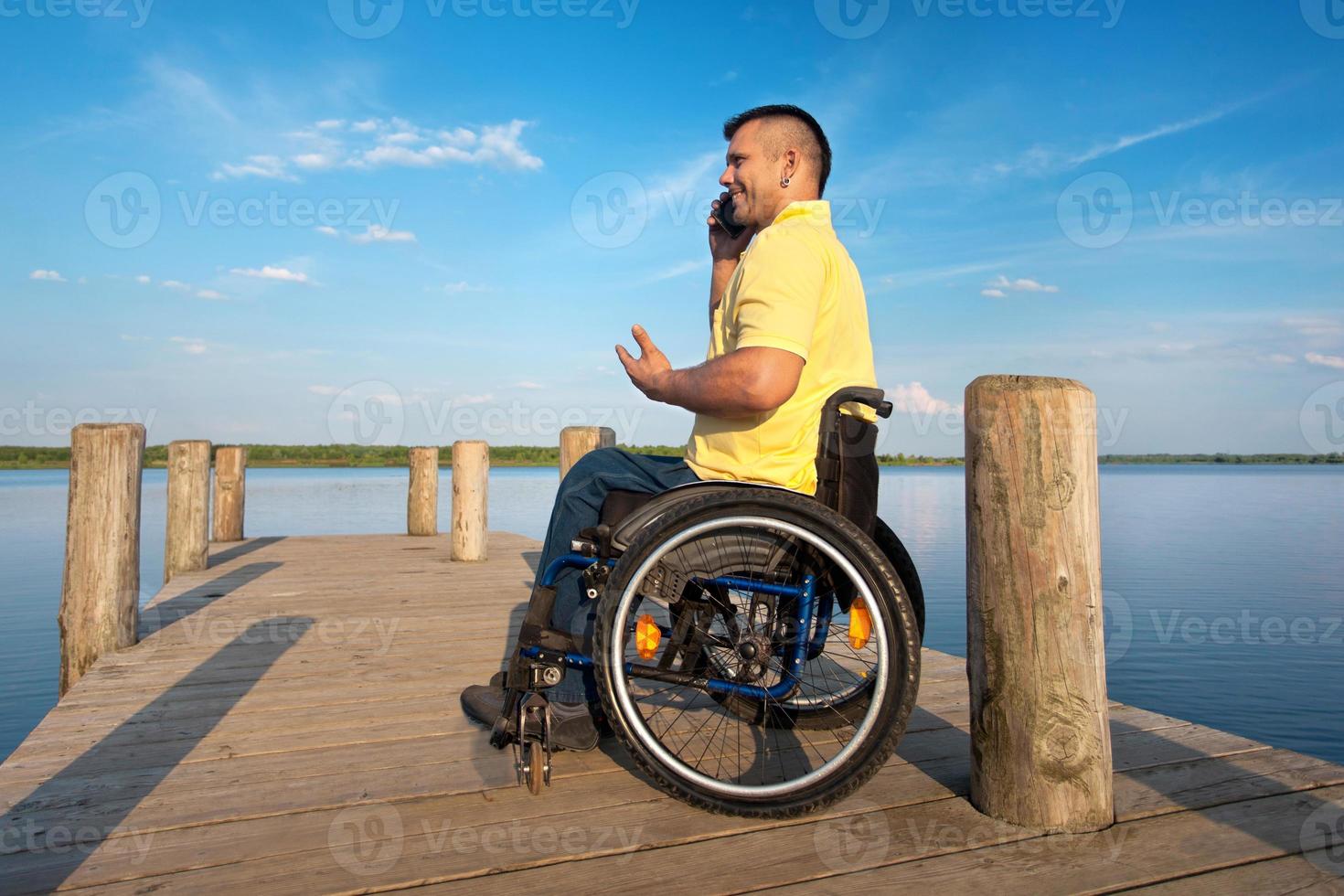 handikappad man utanför på sommaren foto
