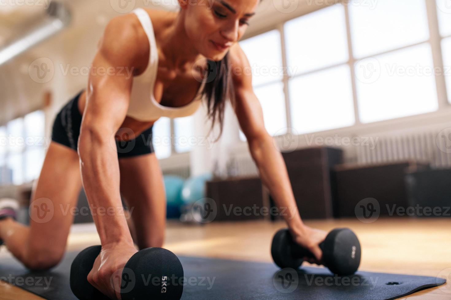 kvinna som tränar på gymmet foto
