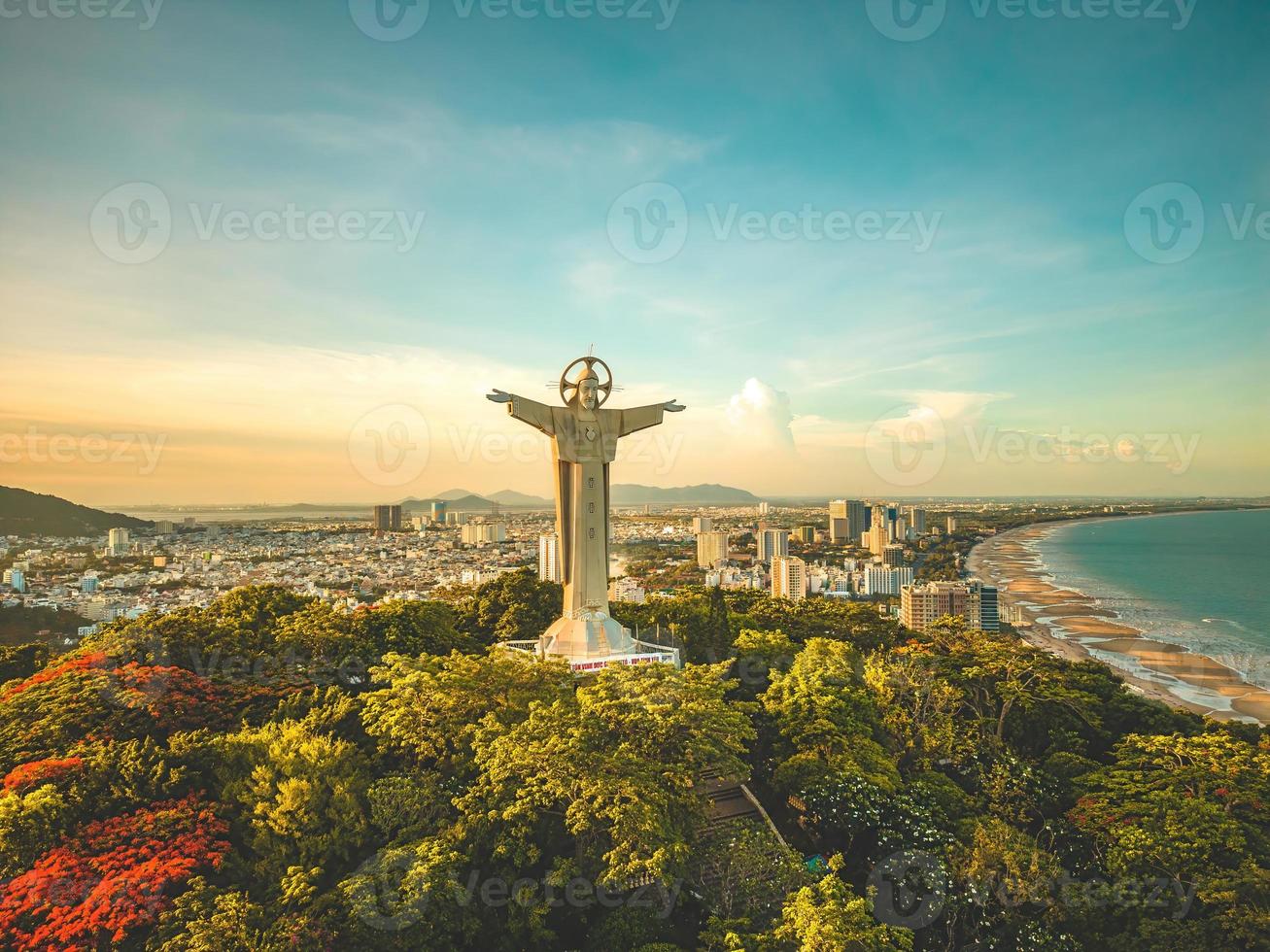 ovanifrån av vung tau med staty av Jesus Kristus på berget. den mest populära lokala platsen. Kristus kungen, en staty av Jesus. resekoncept. foto