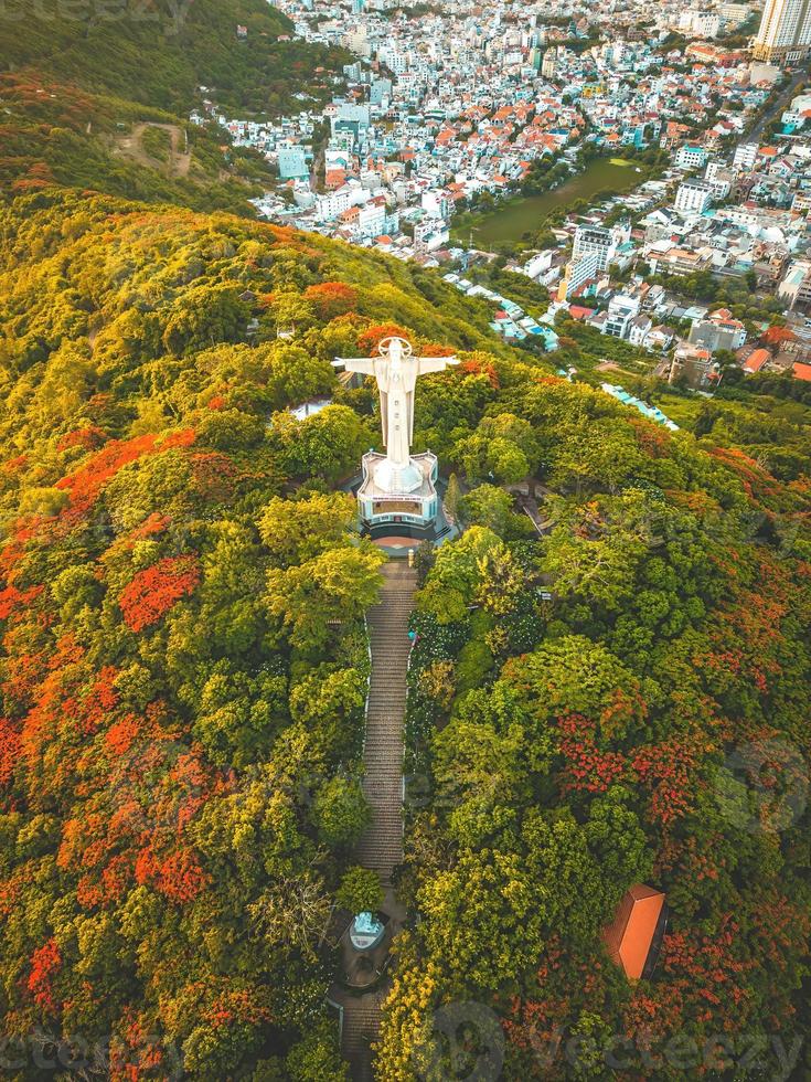 ovanifrån av vung tau med staty av Jesus Kristus på berget. den mest populära lokala platsen. Kristus kungen, en staty av Jesus. resekoncept. foto