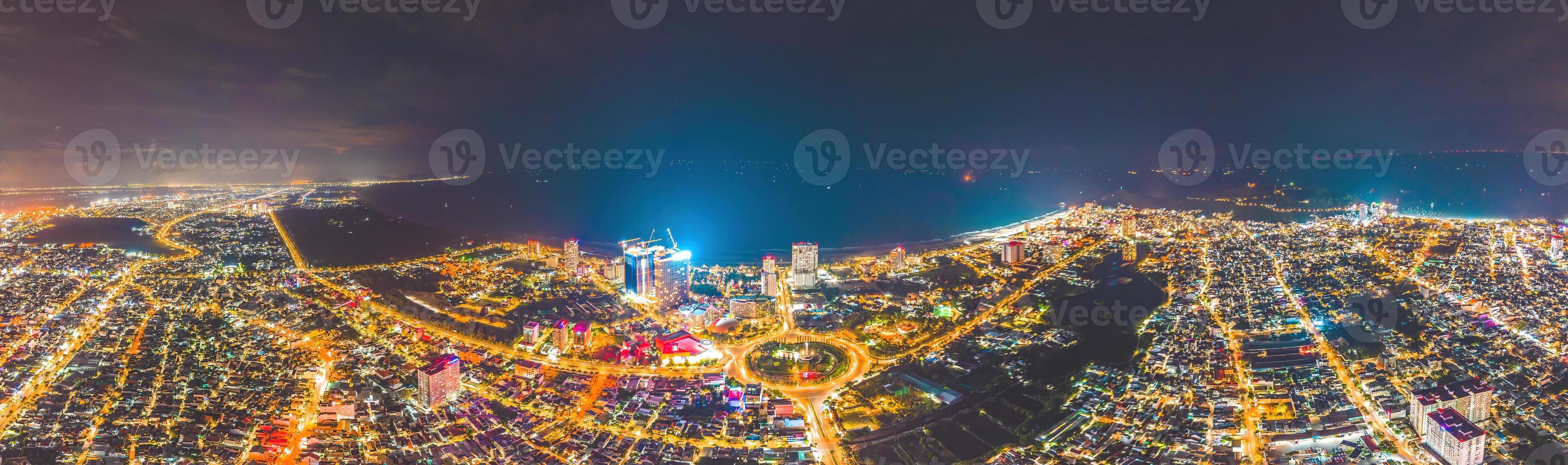 vung tau utsikt från ovan, med trafikrondell, hus, vietnam krigsminnesmärke i vietnam. fotografering med lång exponering på natten. foto