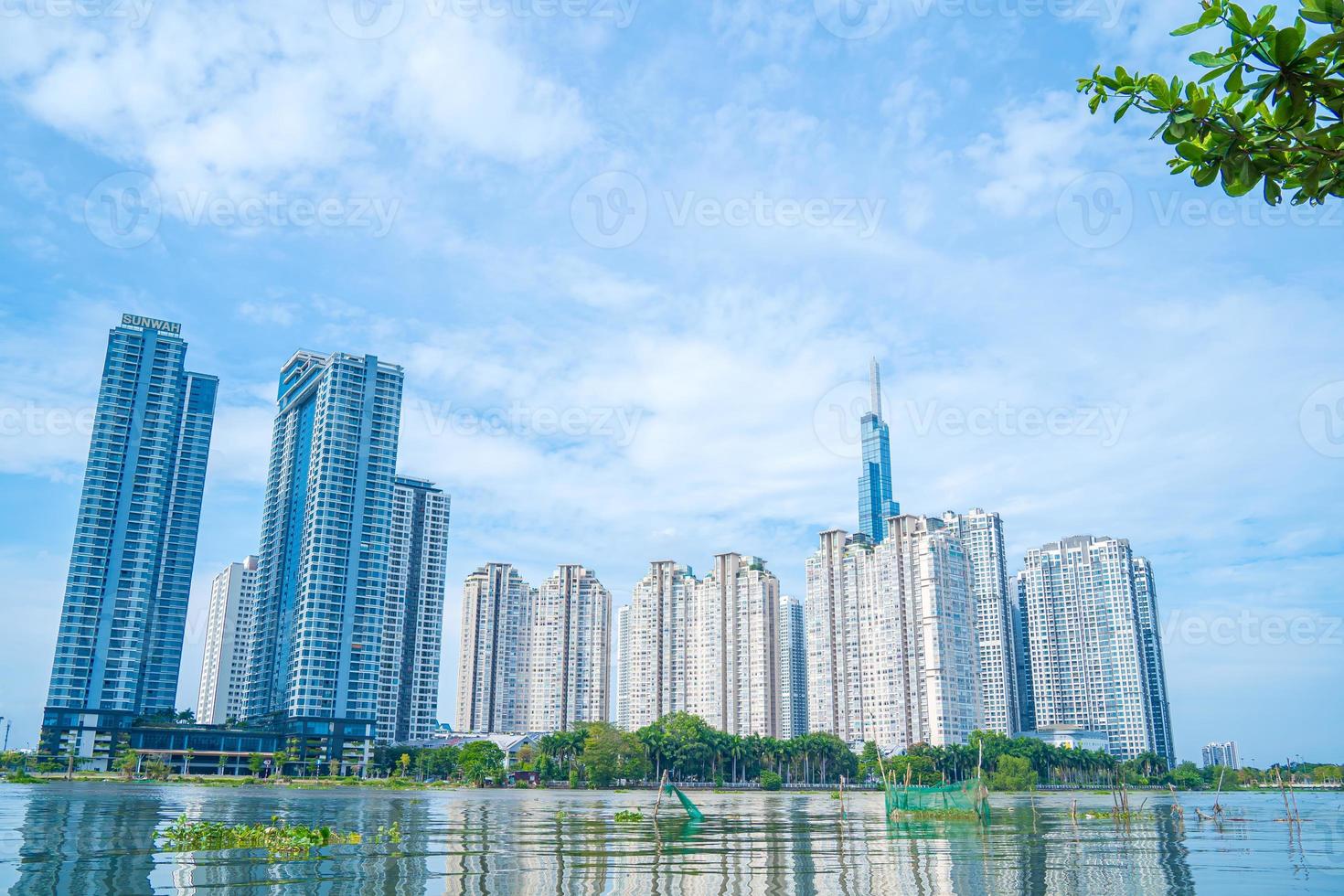 ho chi minh city, vietnam - 12 feb 2022 vacker blå himmel vid landmärke 81 är en superhög skyskrapa i centrum av ho chi minh city, vietnam och saigon bridge med utvecklingsbyggnader foto