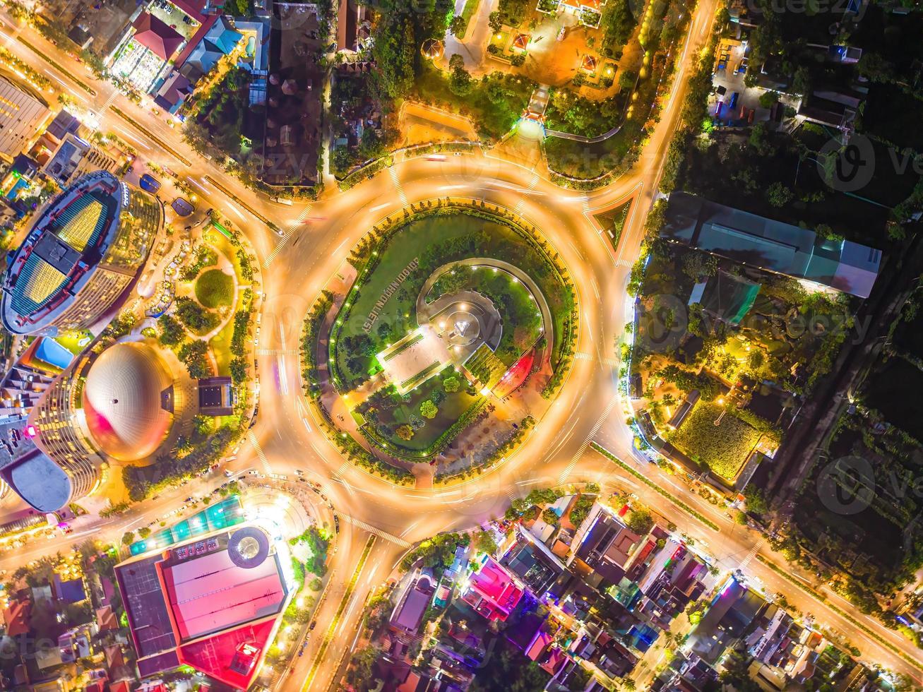 vung tau utsikt från ovan, med trafikrondell, hus, vietnam krigsminnesmärke i vietnam. fotografering med lång exponering på natten. foto