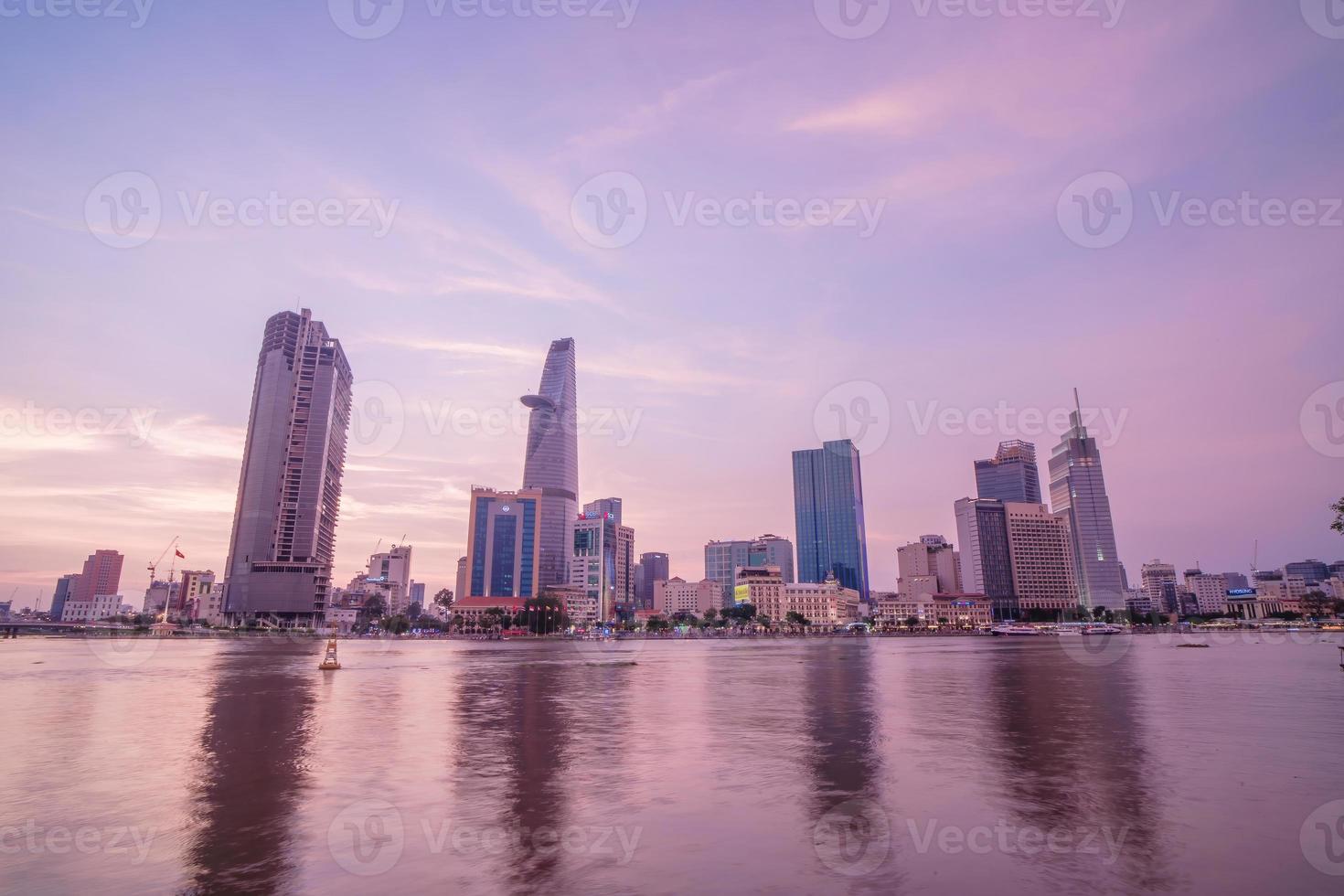 ho chi minh, vietnam - 19 feb 2022 utsikt över bitexcos finansiella tornbyggnad, byggnader, vägar, thu thiem-bron och saigonfloden i ho chi minh-staden i solnedgången. panoramabild av hög kvalitet. foto