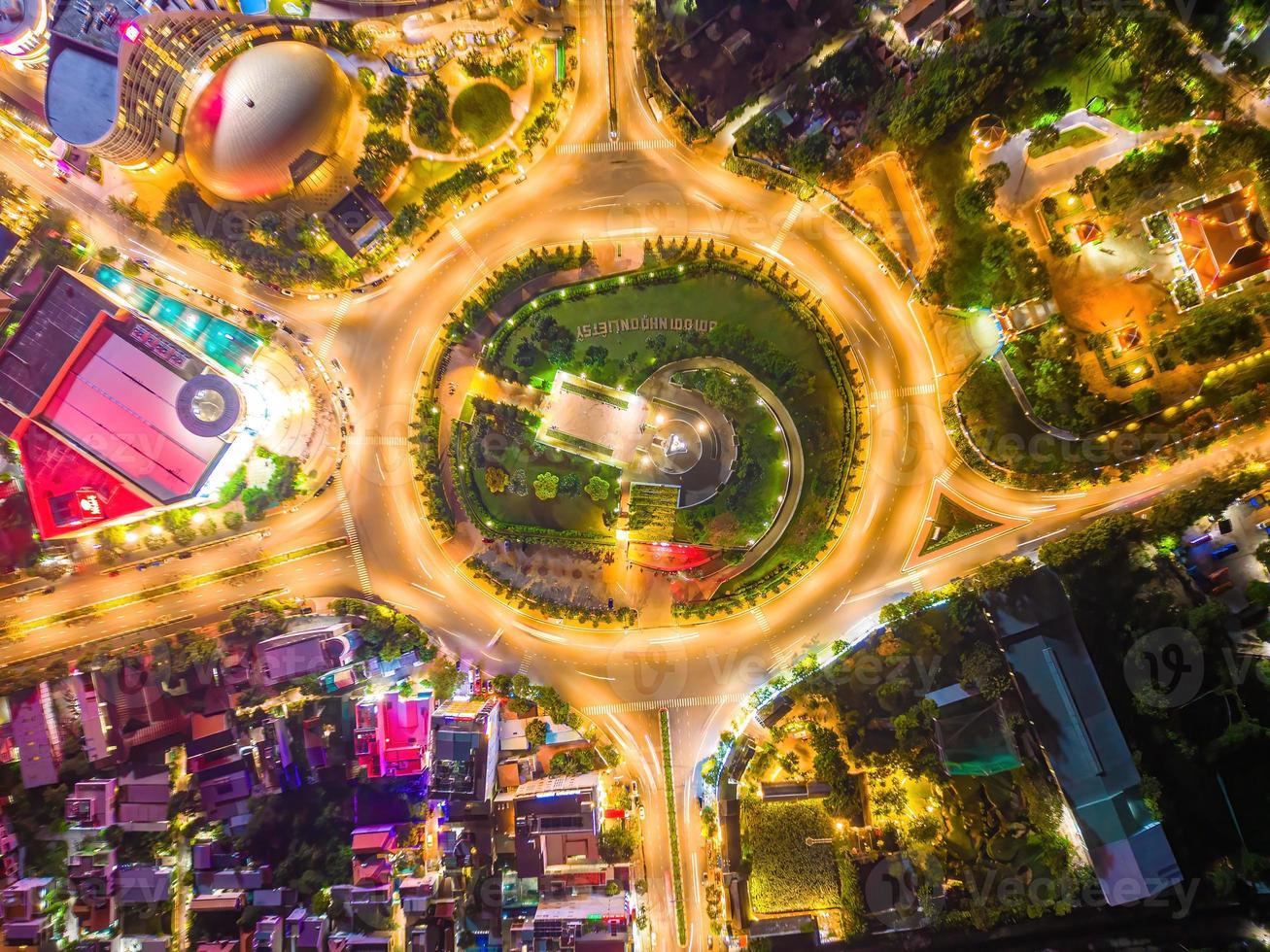 vung tau utsikt från ovan, med trafikrondell, hus, vietnam krigsminnesmärke i vietnam. fotografering med lång exponering på natten. foto