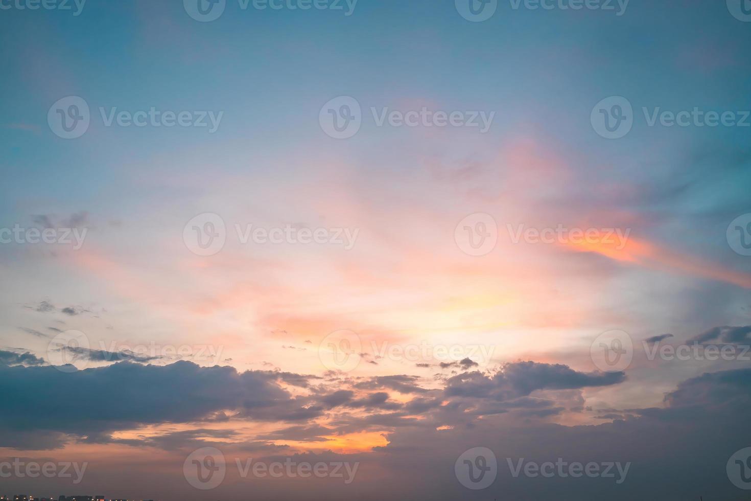 bakgrund moln sommar. moln sommar. himmel moln filmisk. naturlig himmel vacker och filmisk solnedgång textur bakgrund foto