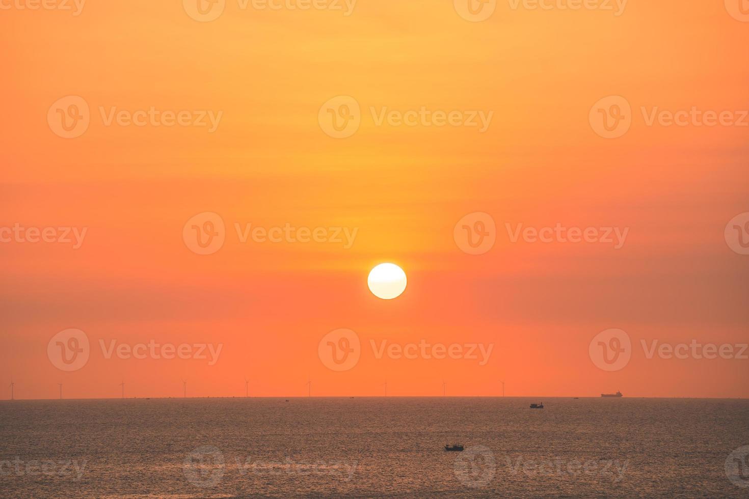 vacker solnedgång strandlandskap, exotisk tropisk ö-natur, färgglad rödgul himmel, siluettskepp, gyllene solglödreflektion, sommarlovssemester. himmel moln filmisk. foto