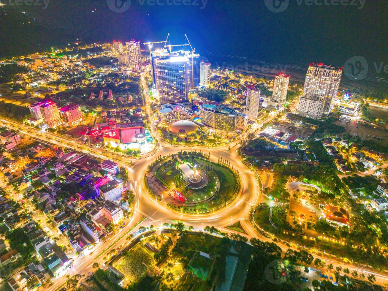 vung tau utsikt från ovan, med trafikrondell, hus, vietnam krigsminnesmärke i vietnam. fotografering med lång exponering på natten. foto