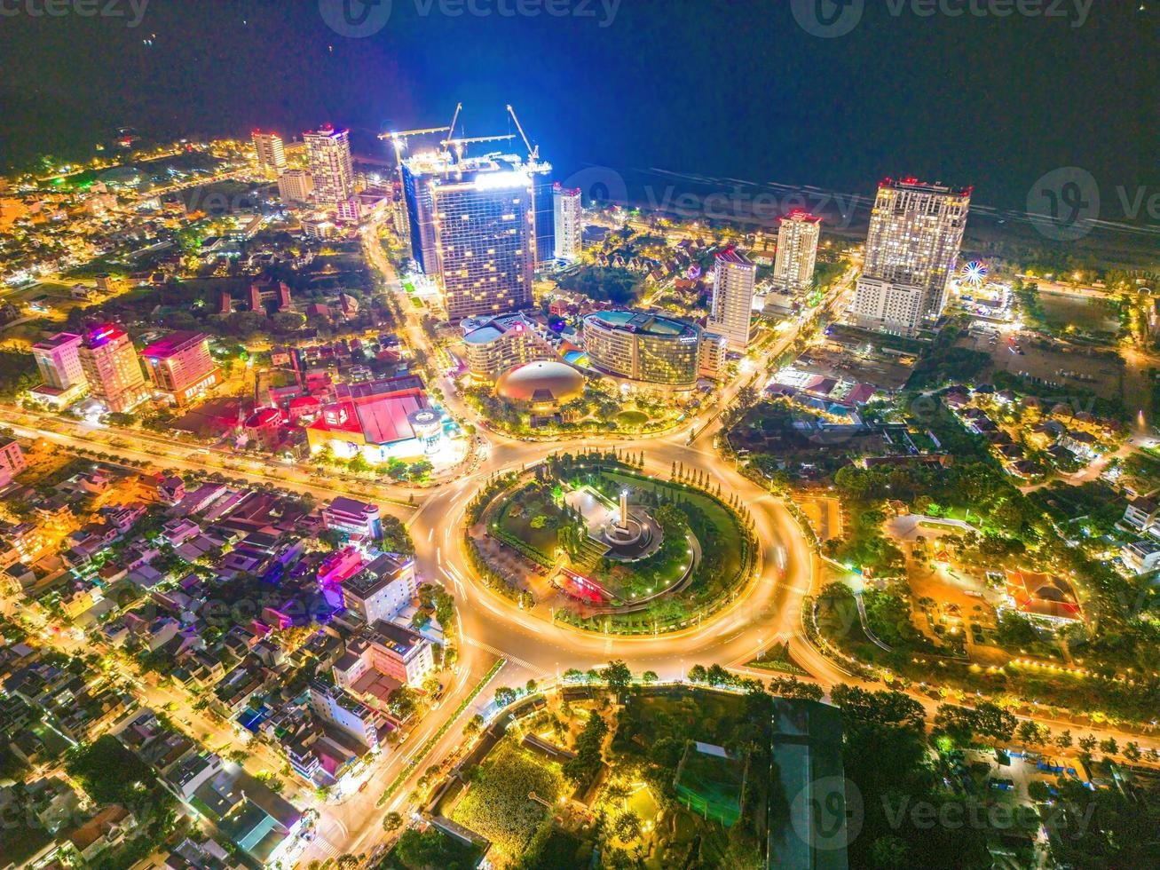 vung tau utsikt från ovan, med trafikrondell, hus, vietnam krigsminnesmärke i vietnam. fotografering med lång exponering på natten. foto