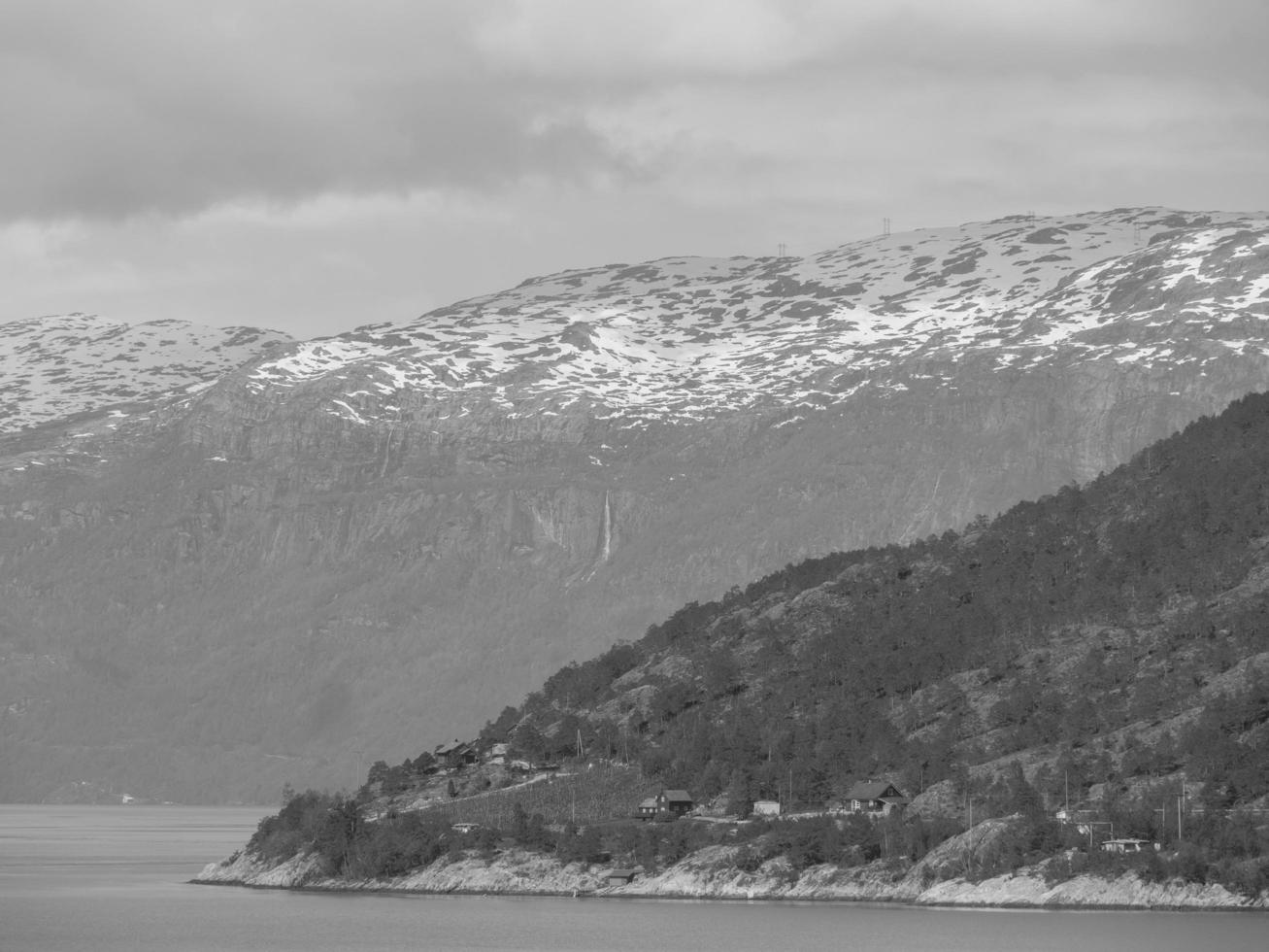 natursköna norge på vårtid foto