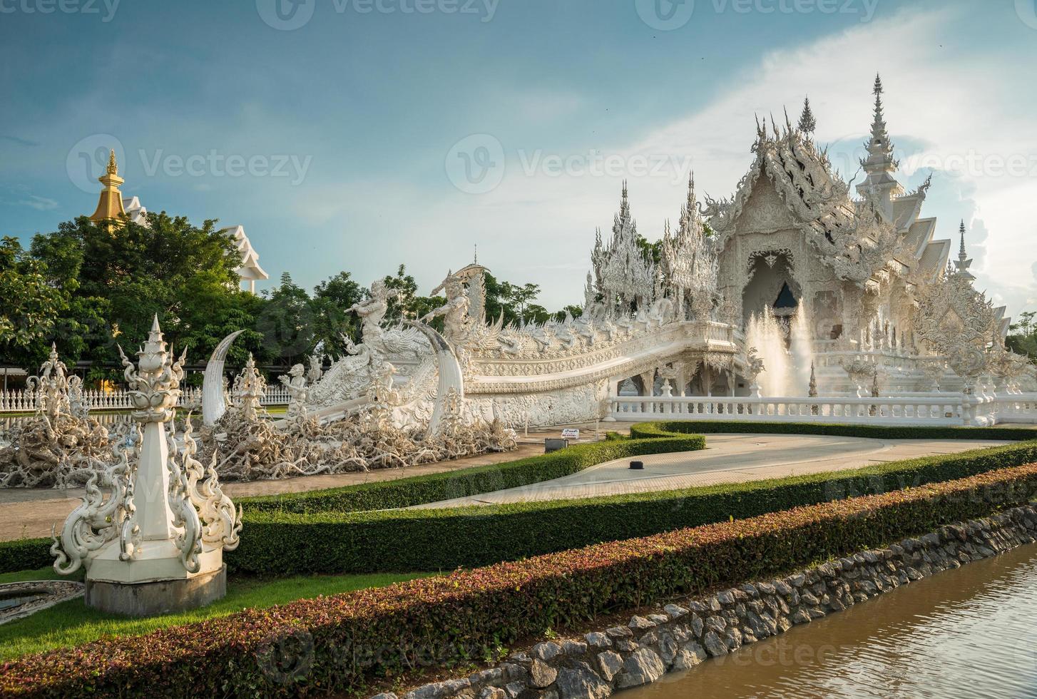 'det vita templet' i chiang rai, även känt som 'wat rong khun' på thai, den bisarra skapelse av den thailändska nationalkonstnären chalermchai kositpipat. foto