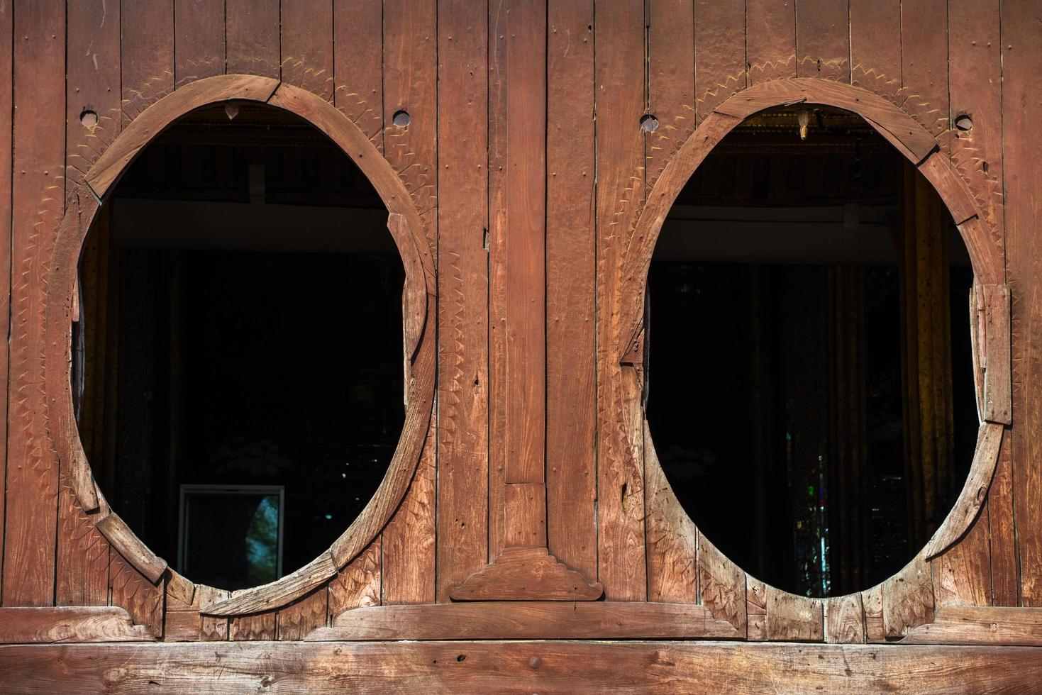 de stora fönstren i shwe yaunghwe kyaung-klostret en ikonisk turistattraktion i Inle Lake, Shan-staten i Myanmar. foto