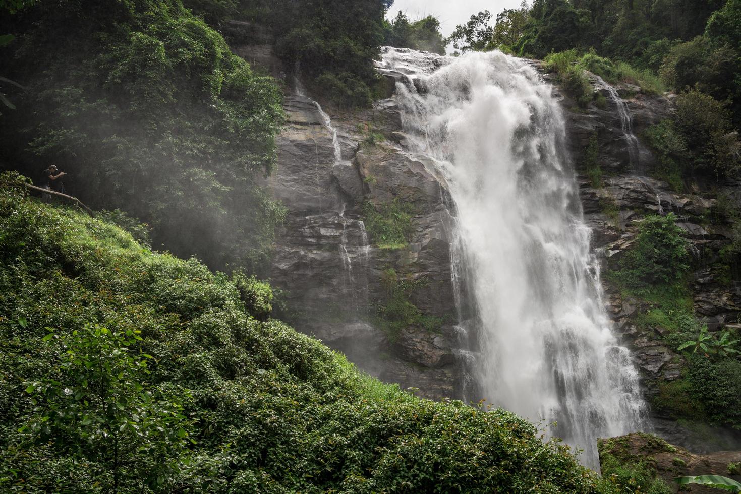 wachirathan vattenfall är det andra stora vattenfallet på väg upp till Doi Inthanon nationalpark, detta är ett imponerande och kraftfullt vattenfall i chiang mai-provinsen i thailand. foto