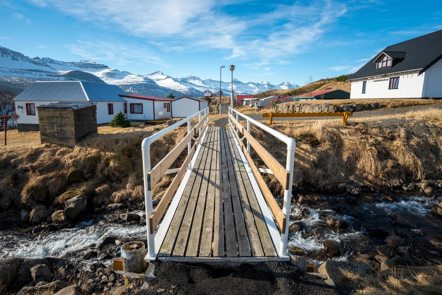 bron över floden i stodvarfjordur, den lilla vackra byn på östra island. foto