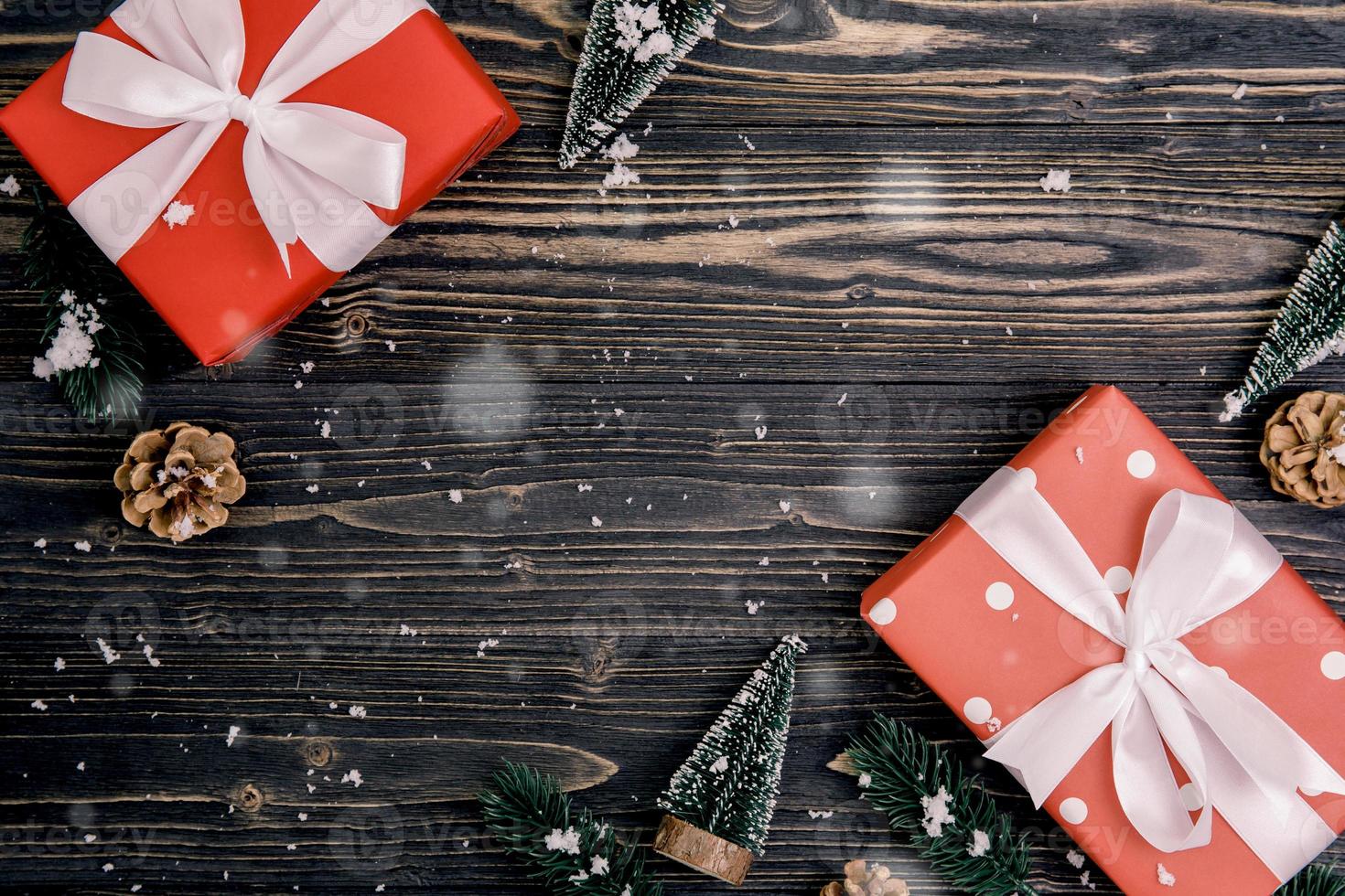 julhelgsammansättning med röd presentförpackning dekoration på träbakgrund, nyår och jul eller årsdag med presenter på träbord i säsong, ovanifrån eller platt lay. foto