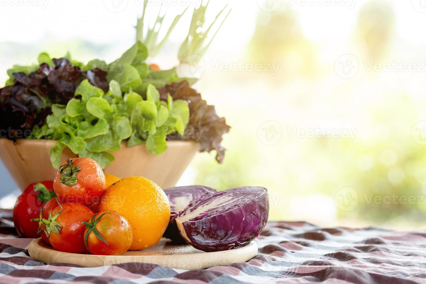 färska ekologiska råa grönsaker och frukt i skål för sallad på bordet, vegetarisk och hälsosam mat eller ingrediens och ört för matlagning hälsa med kopia utrymme, skörd för gård, näringskoncept. foto