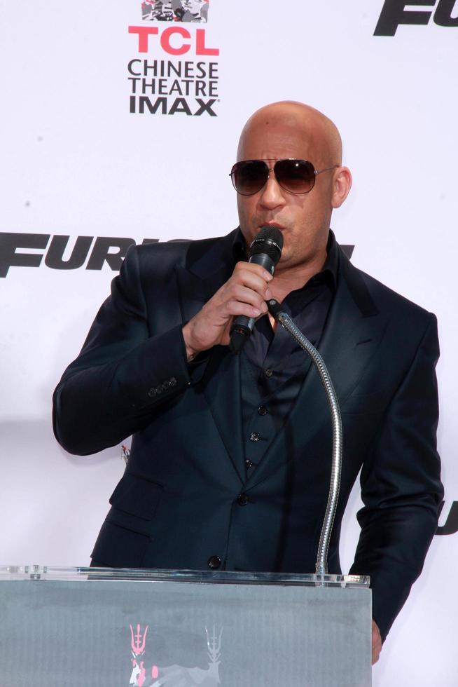 los angeles, 1 apr - vin diesel vid vin diesel hand- och fotavtrycksceremonin på tcl chinese theatre den 1 april 2015 i los angeles, ca foto