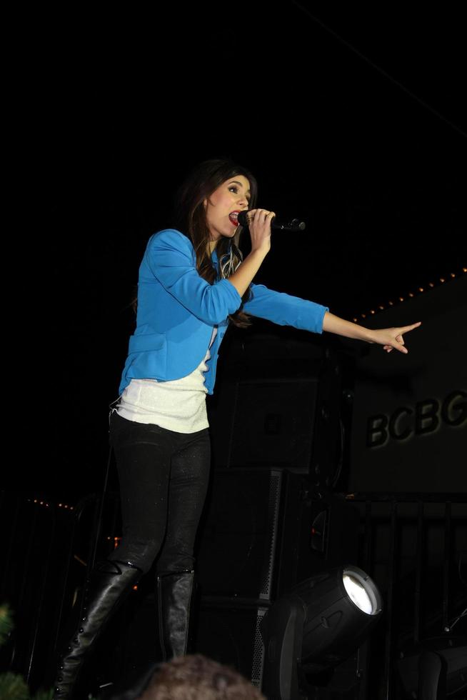 los angeles, 19 nov - victoria justice at the citadel outlets 10:e årliga trädbelysning vid citadel outlets den 19 november 2011 i los angeles, ca foto