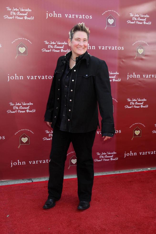 los angeles, 13 mars - kd lang anländer till john varvatos 8:e årliga stuart house-förmån i john varvaots butik den 13 mars 2011 i los angeles, ca. foto