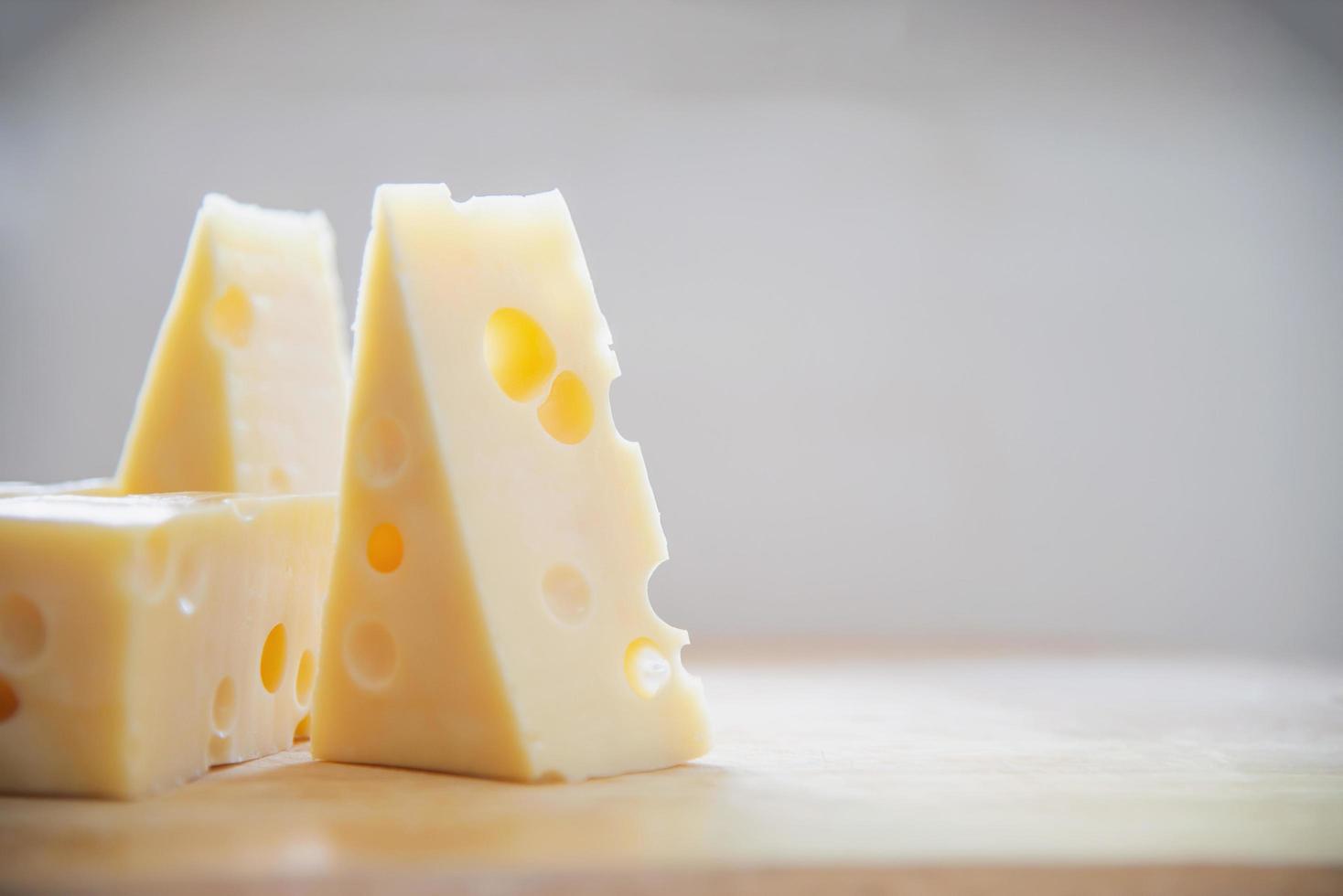 vackra ostar i köket - koncept för att förbereda ostmat foto