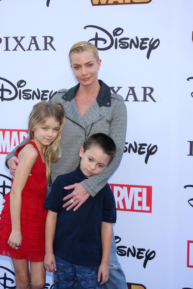 los angeles, 1 okt - kylie rogers, jaime pressly, dezi calvo på vip disney halloween event på disney konsumentprodukt pop up store den 1 oktober 2014 i glendale, ca. foto